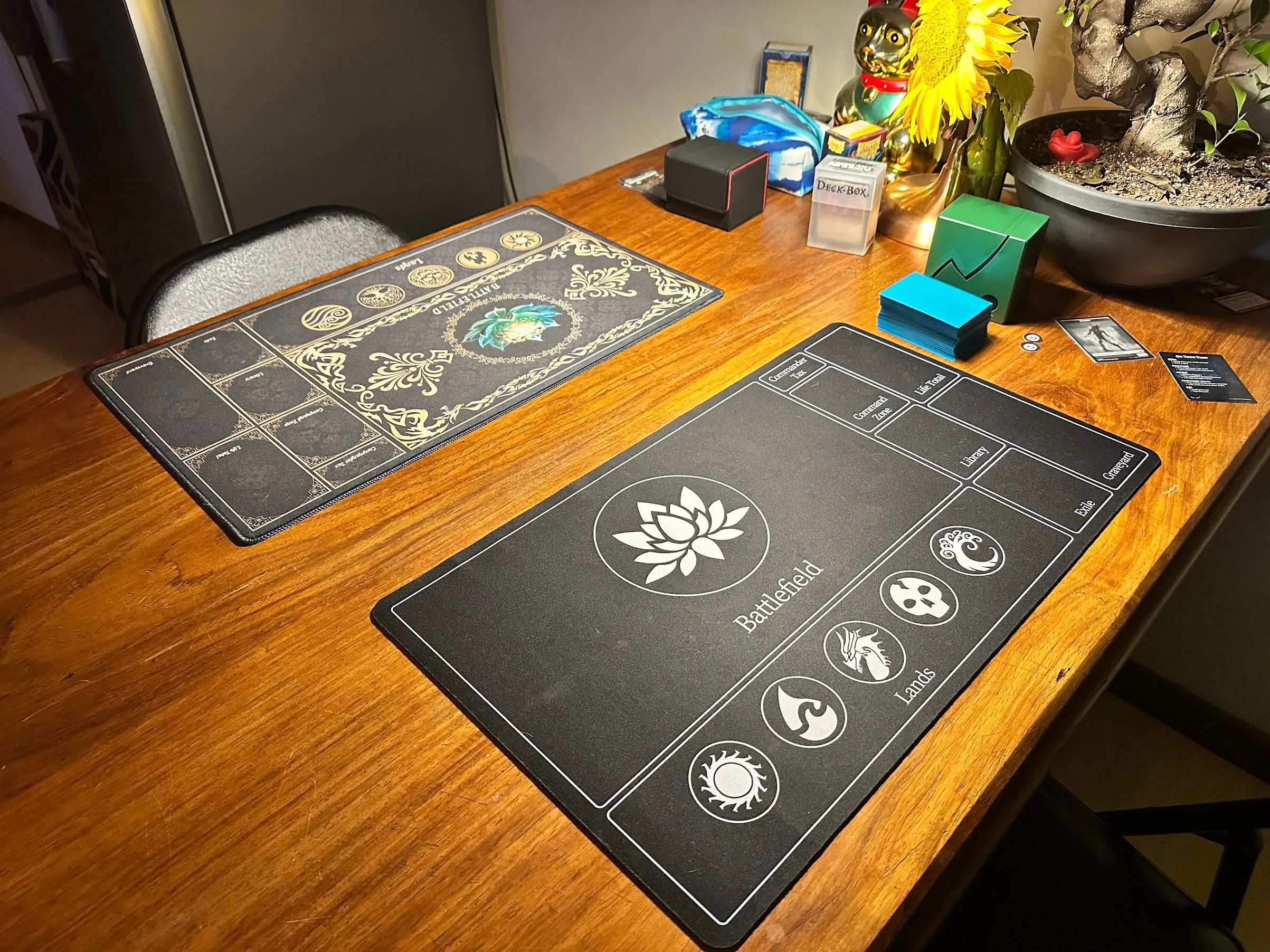 Một cặp thảm chơi Magic The Gathering được mua từ Temu, đặt trên bàn làm việc