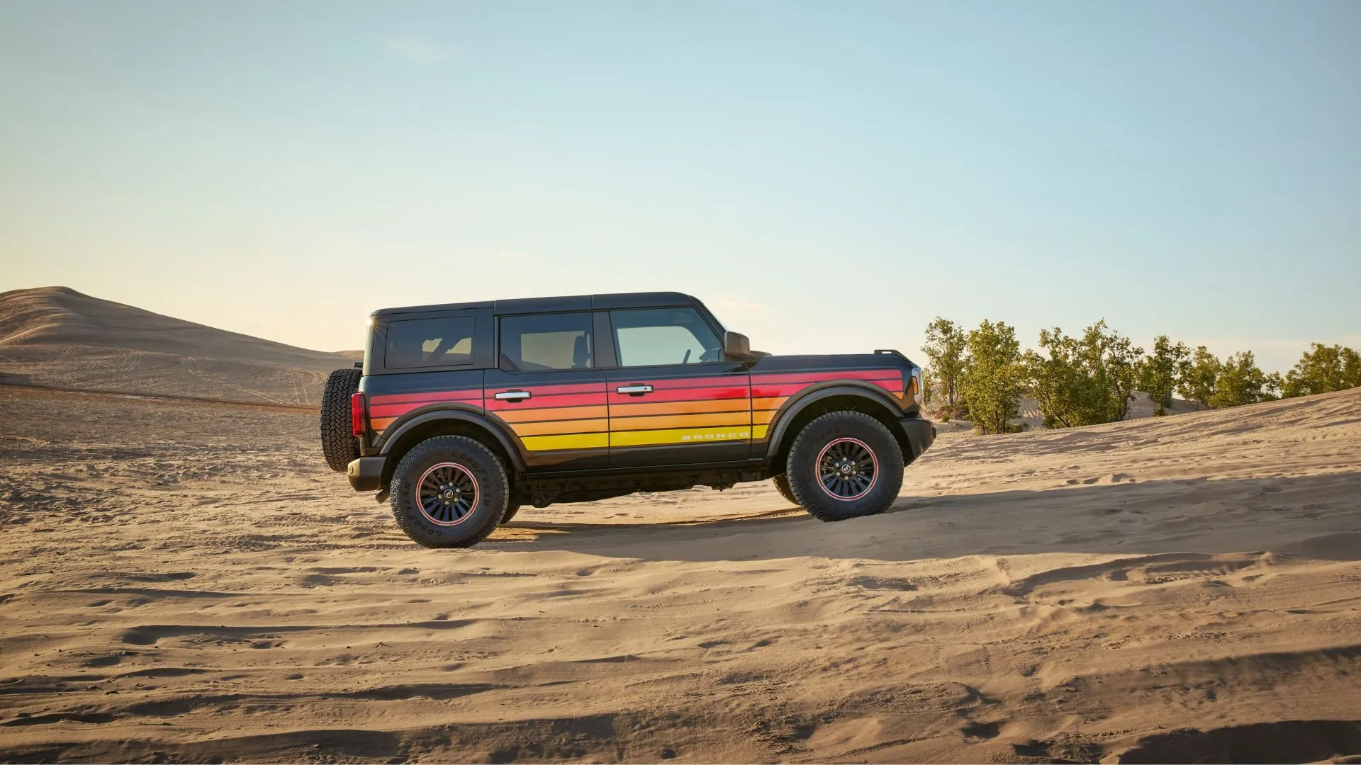 Một chiếc Ford Bronco Free Wheeling đang đậu bên đường