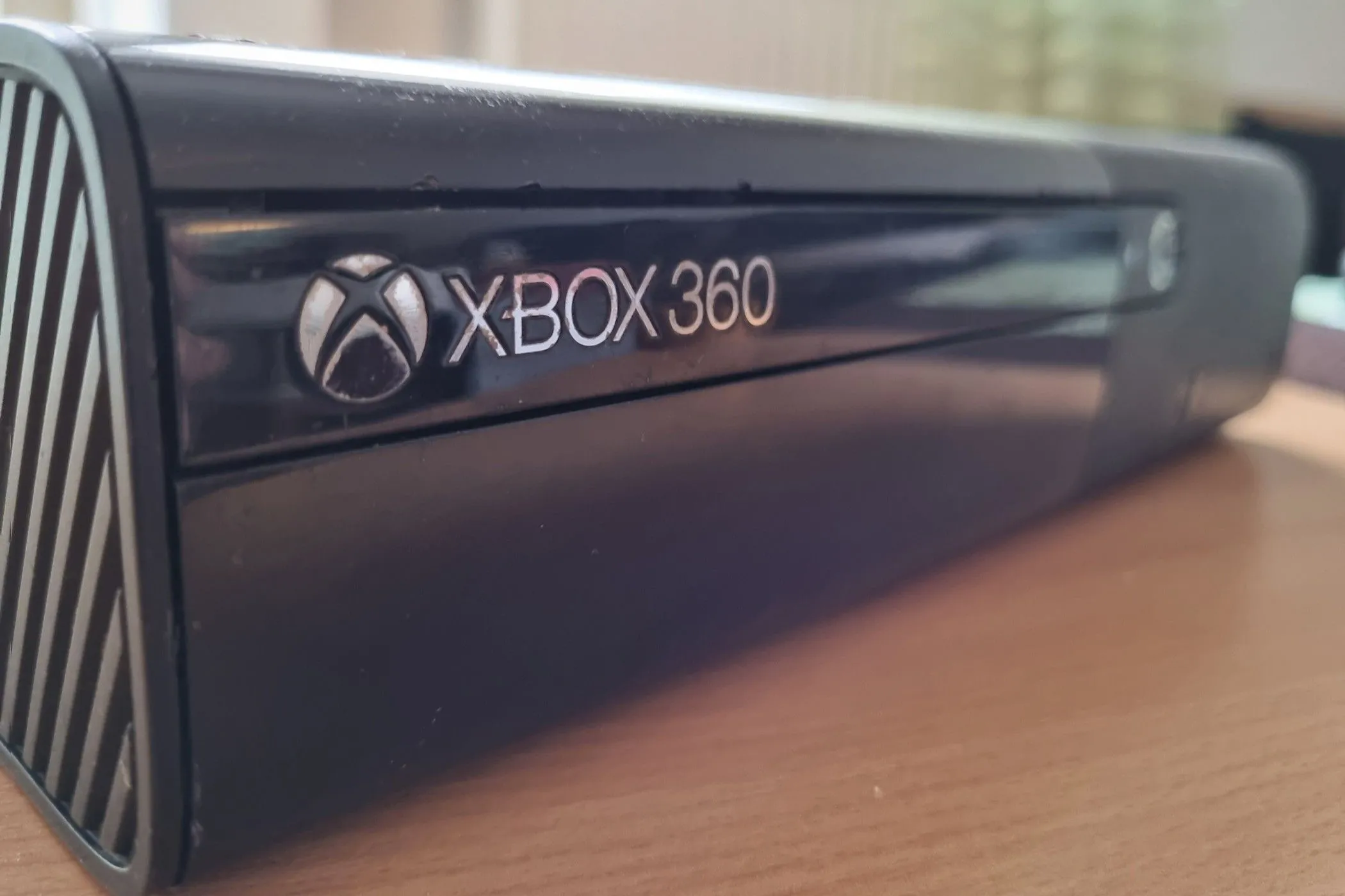 Một chiếc Xbox 360 đã qua sử dụng với tay cầm và đĩa game