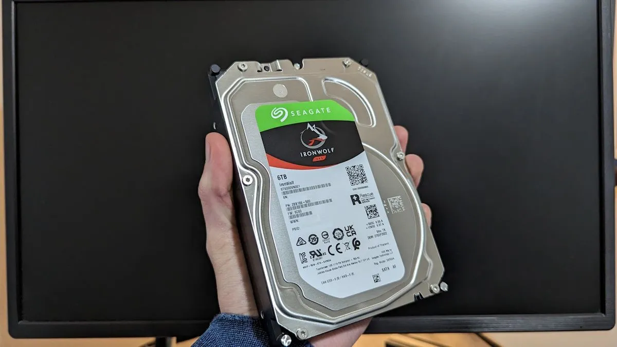 Một người đang cầm trên tay ổ cứng HDD SATA, biểu tượng của công nghệ lưu trữ truyền thống