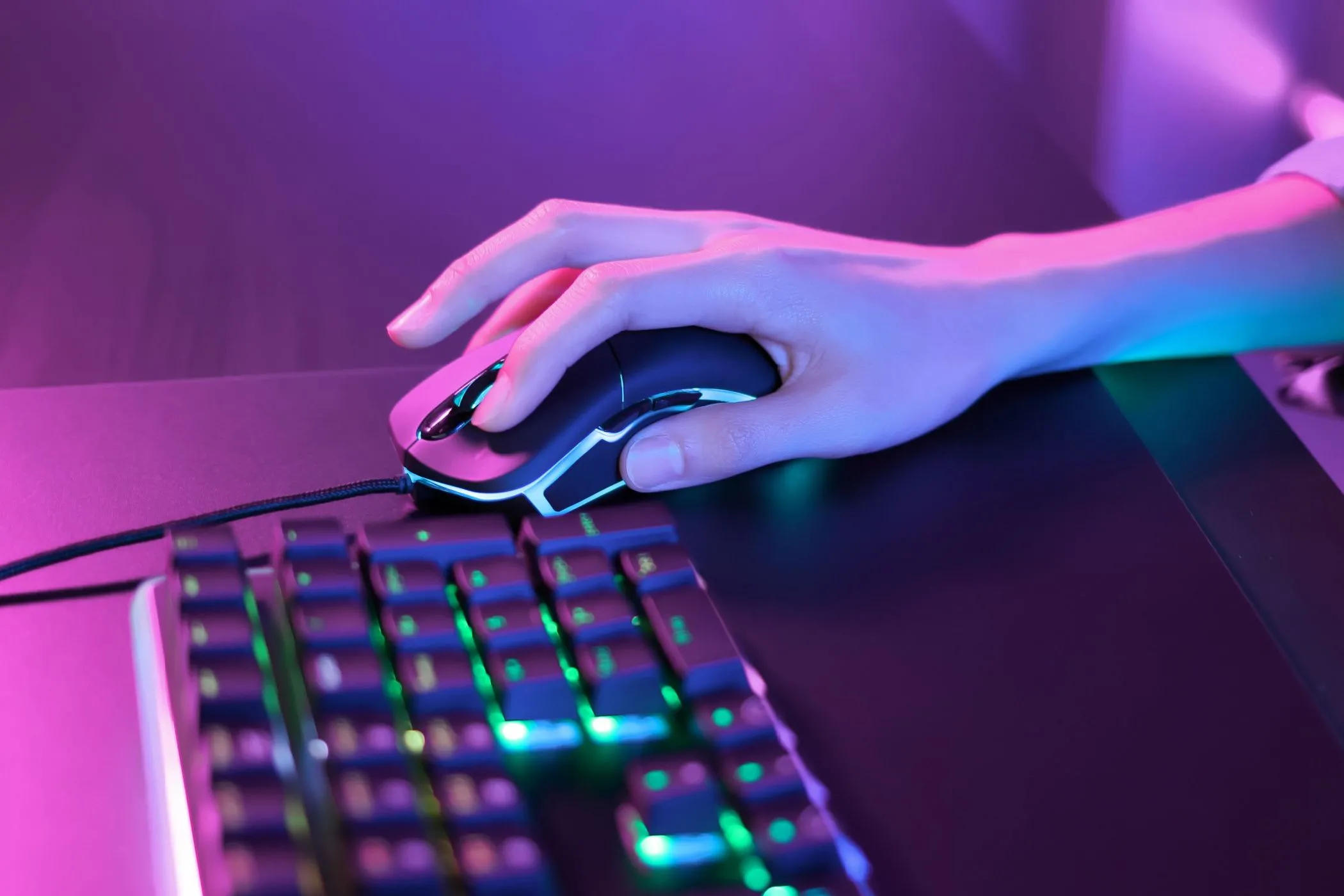 Người chơi thư giãn khi sử dụng chuột gaming dưới ánh sáng neon, cải thiện khả năng aim.