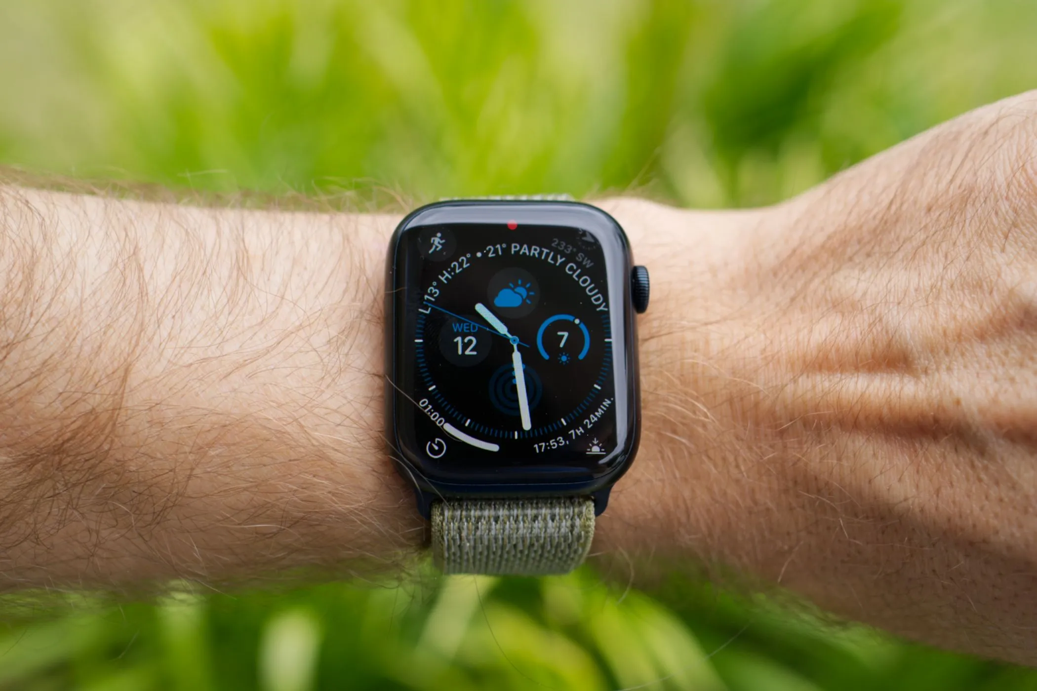 Người dùng đeo Apple Watch Series 8 để theo dõi sức khỏe và giấc ngủ