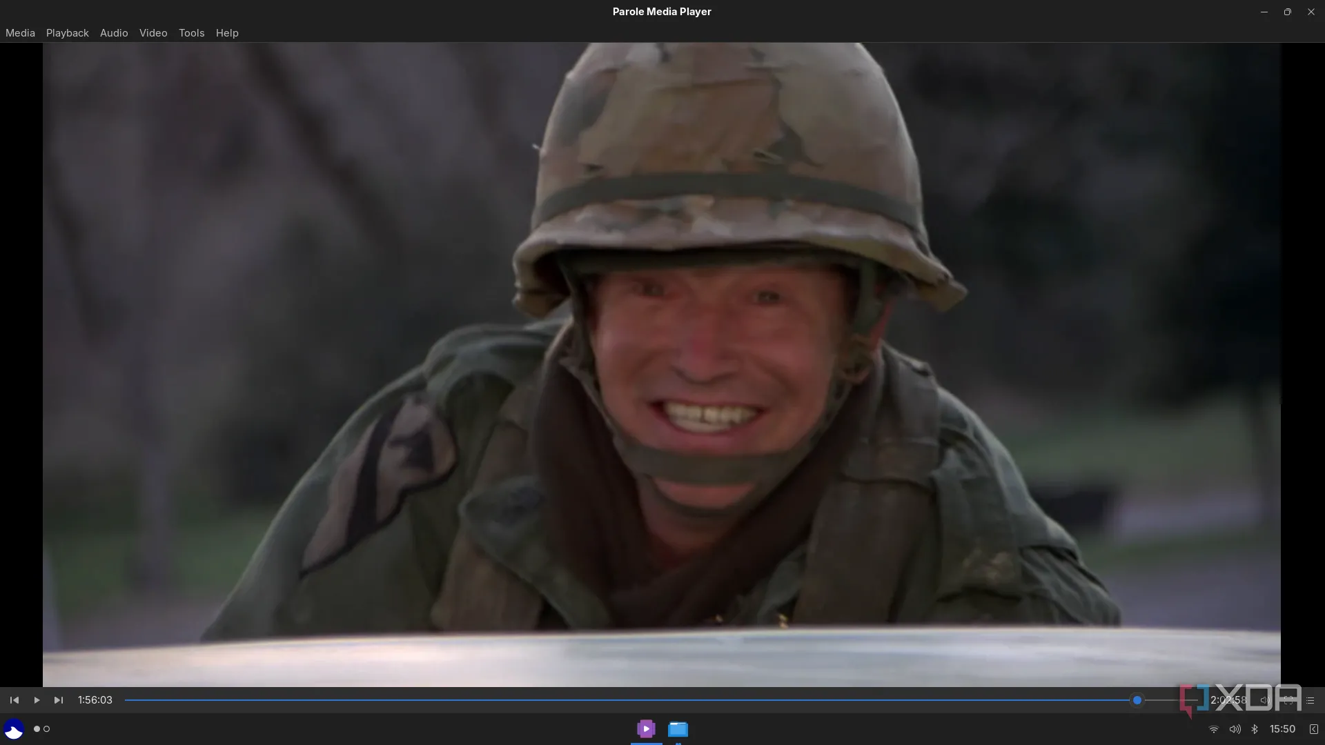 Người dùng trải nghiệm phát video mượt mà trên Ultramarine Linux bằng ứng dụng Parole, minh họa khả năng hỗ trợ đa phương tiện vượt trội.