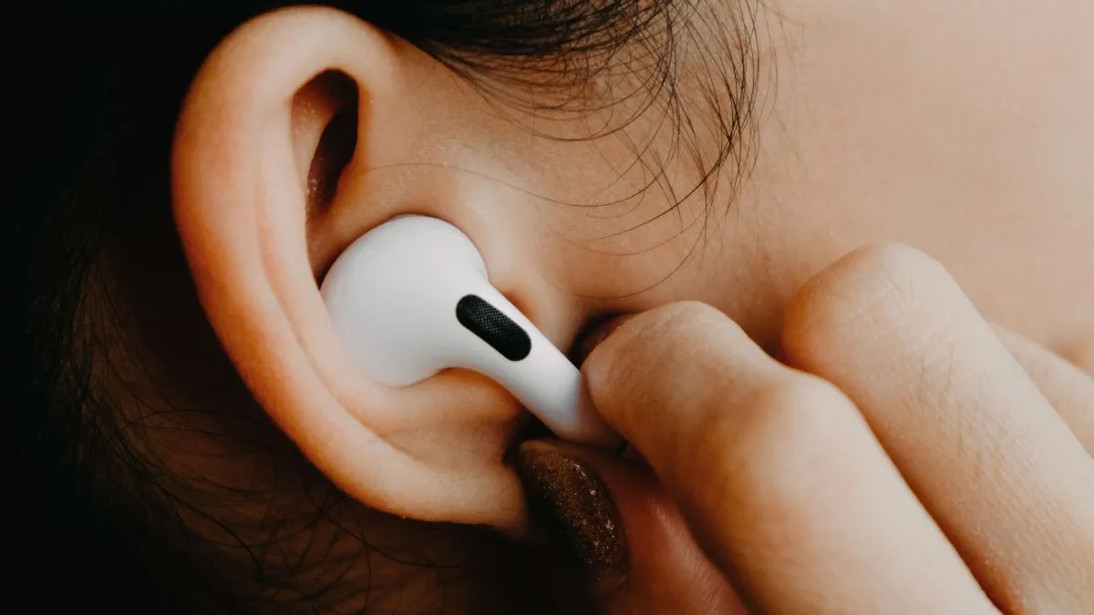 Người phụ nữ đeo tai nghe Apple AirPods Pro, minh họa các tính năng bị thiếu trên Android