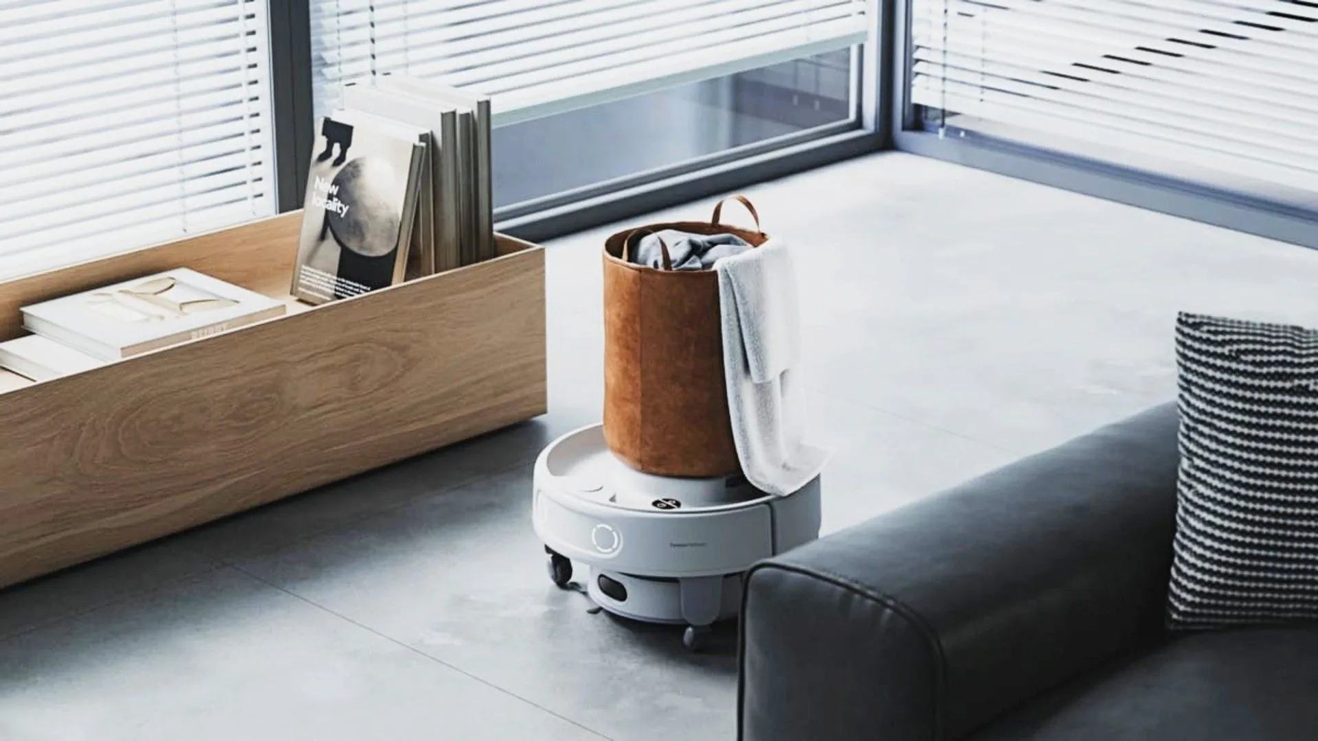 Robot hút bụi Switchbot đang hút bụi trong phòng khách với các vật dụng gia đình