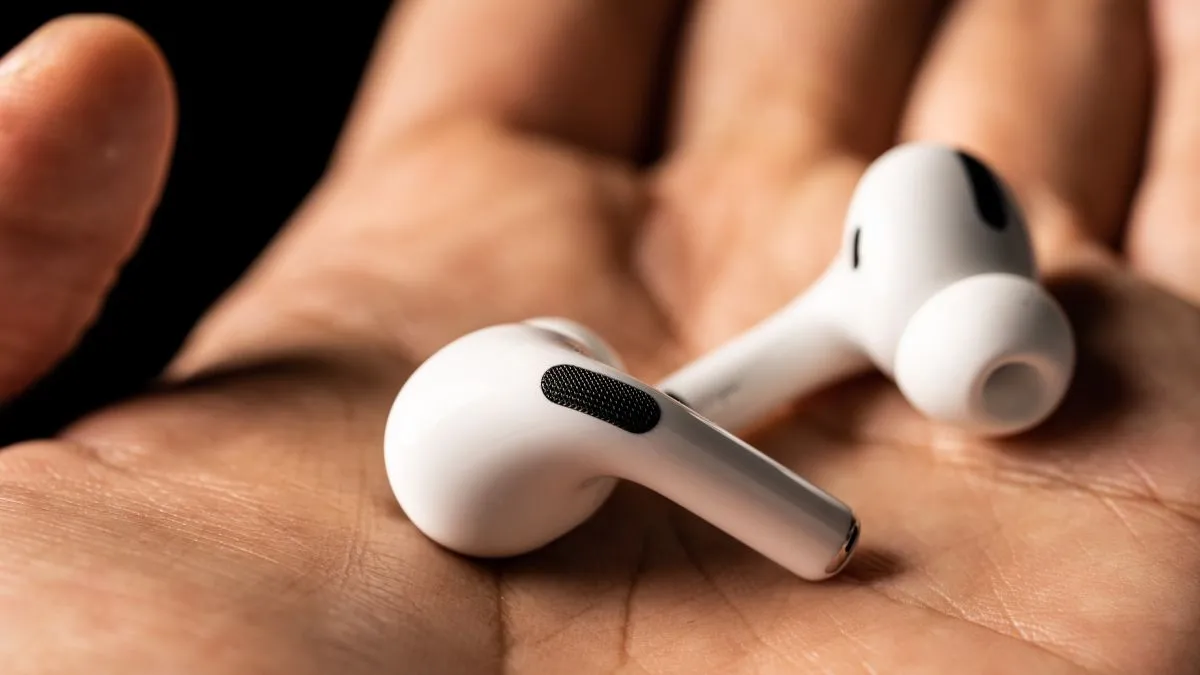 Tai nghe AirPods Pro trên tai người dùng dễ rơi khi vận động
