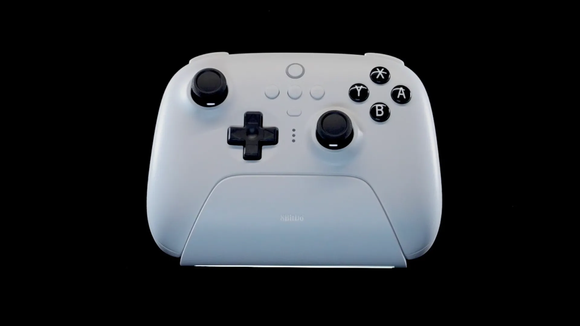 Tay cầm 8BitDo Ultimate Bluetooth màu trắng đặt trên dock sạc, so sánh với phiên bản 2.4G