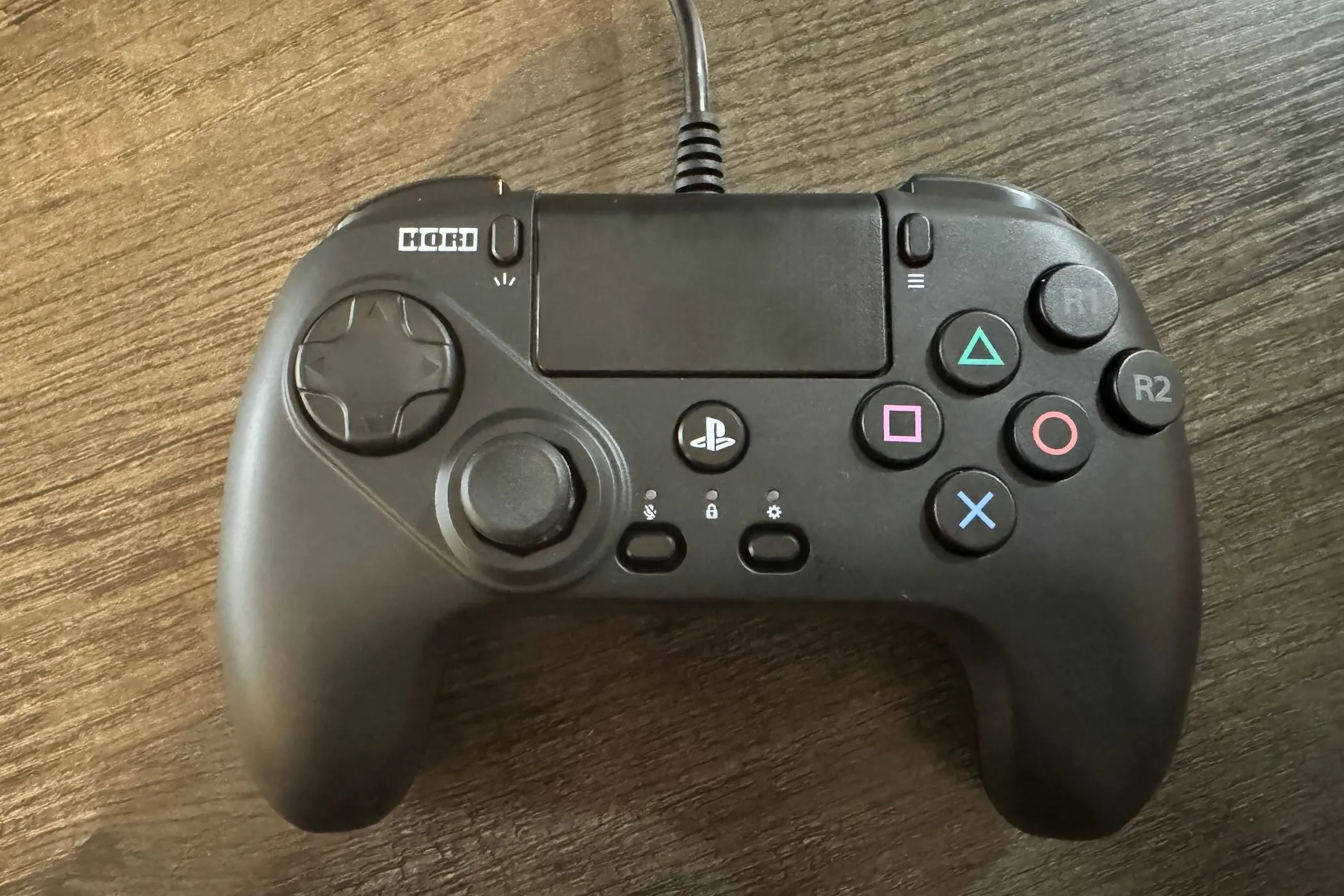 Tay cầm Hori Fightpad dành cho PlayStation với thiết kế đặc biệt