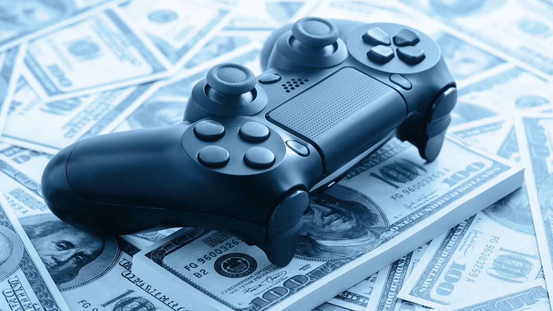 Tay cầm PlayStation 4 đặt trên đống tiền, tượng trưng cho chi phí game và vấn đề giá trị