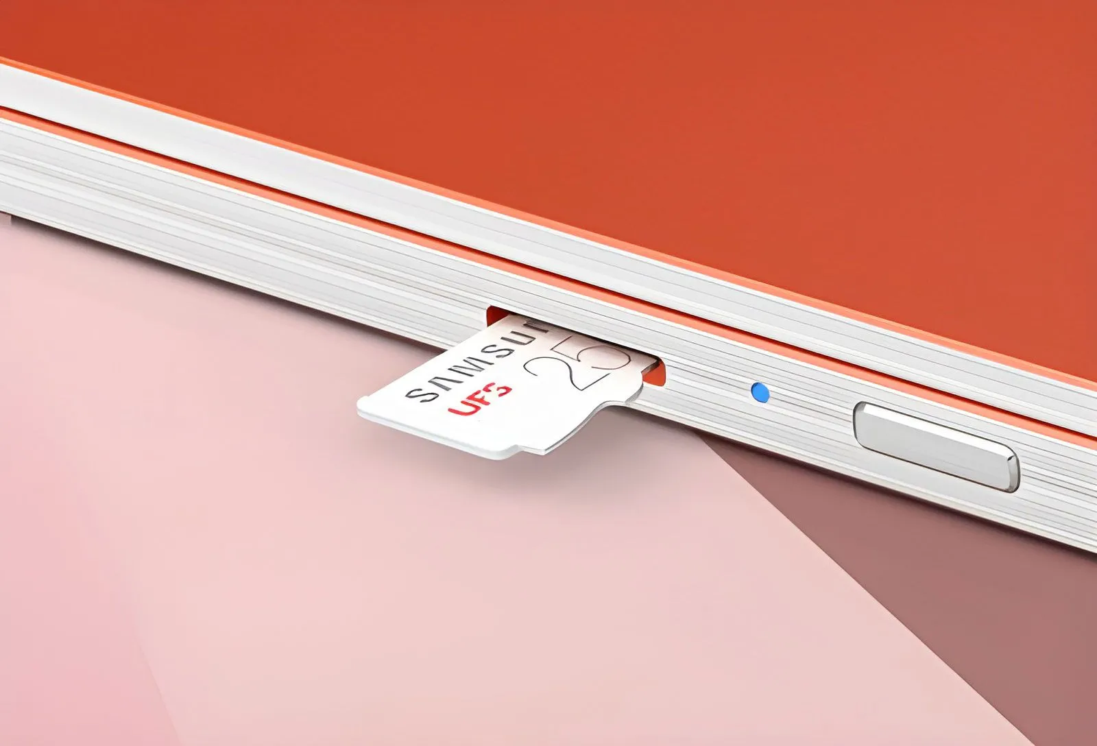 Thẻ nhớ microSD đang được gắn vào khe cắm trên cạnh của một chiếc Samsung Chromebook, minh họa cách mở rộng dung lượng lưu trữ