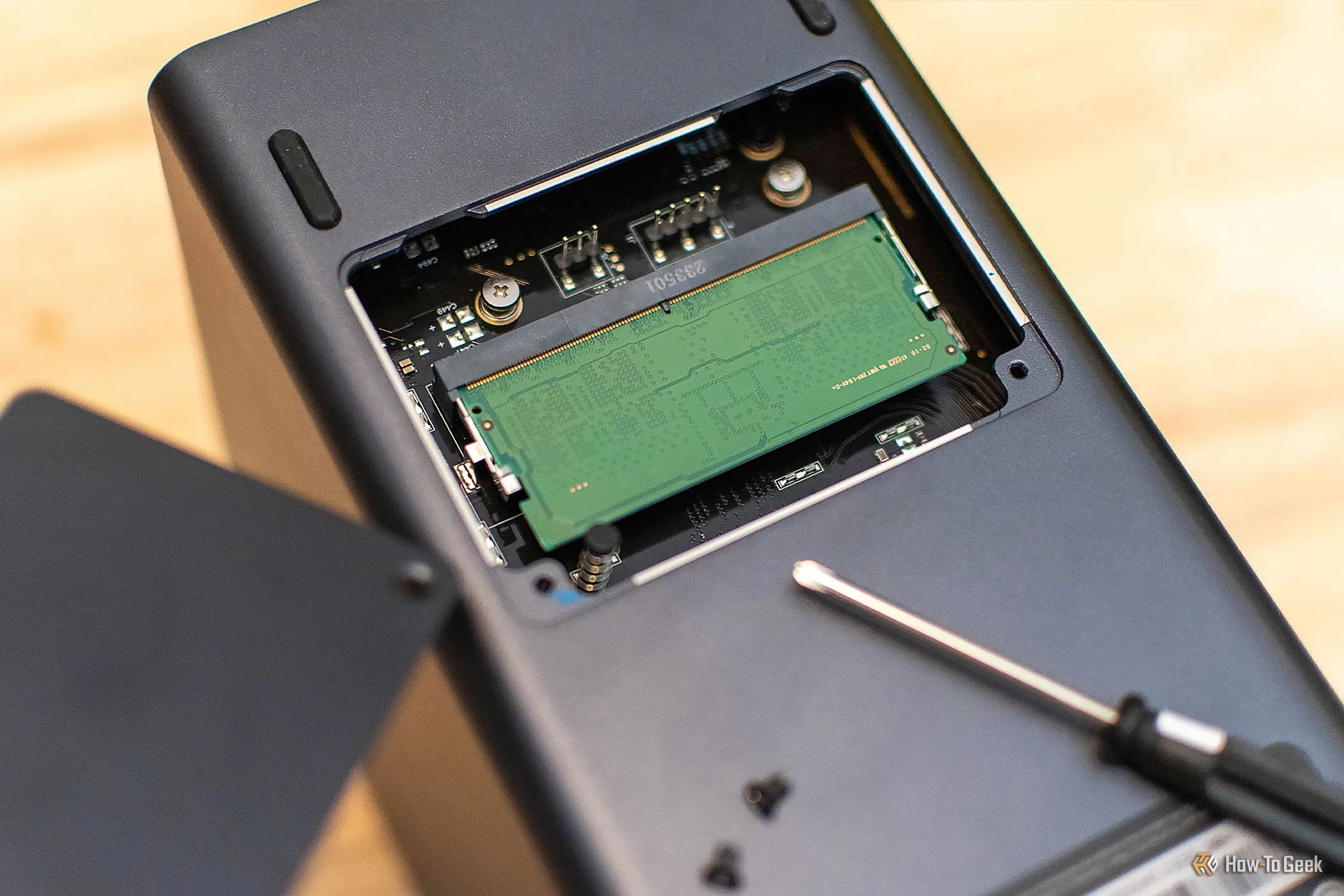 UGREEN NASYNC DXP2800 với module RAM