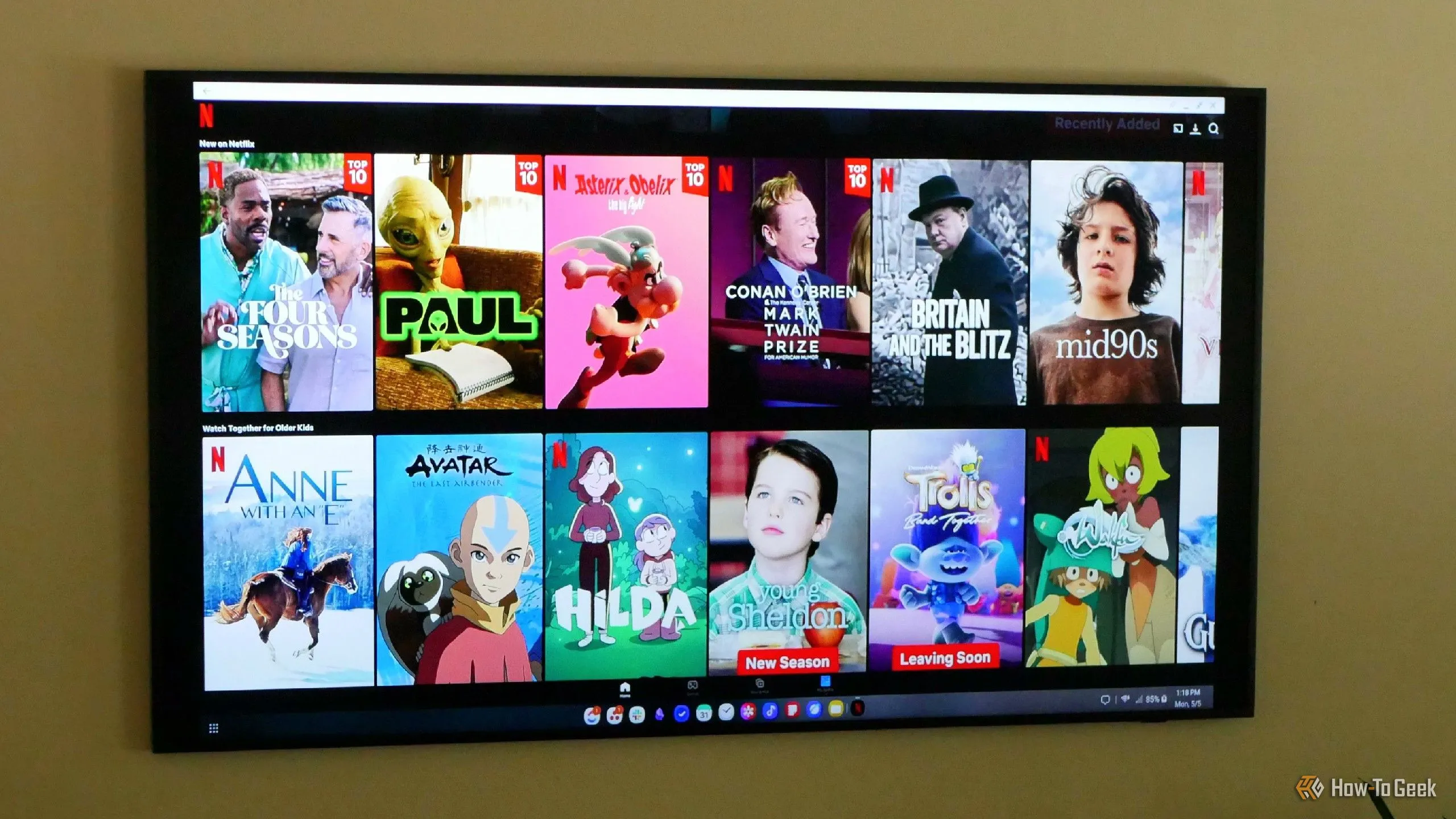 Ứng dụng Netflix hiển thị trên TV Samsung Frame thông qua chế độ Samsung DeX từ Galaxy Z Fold 6, minh họa khả năng streaming từ điện thoại.