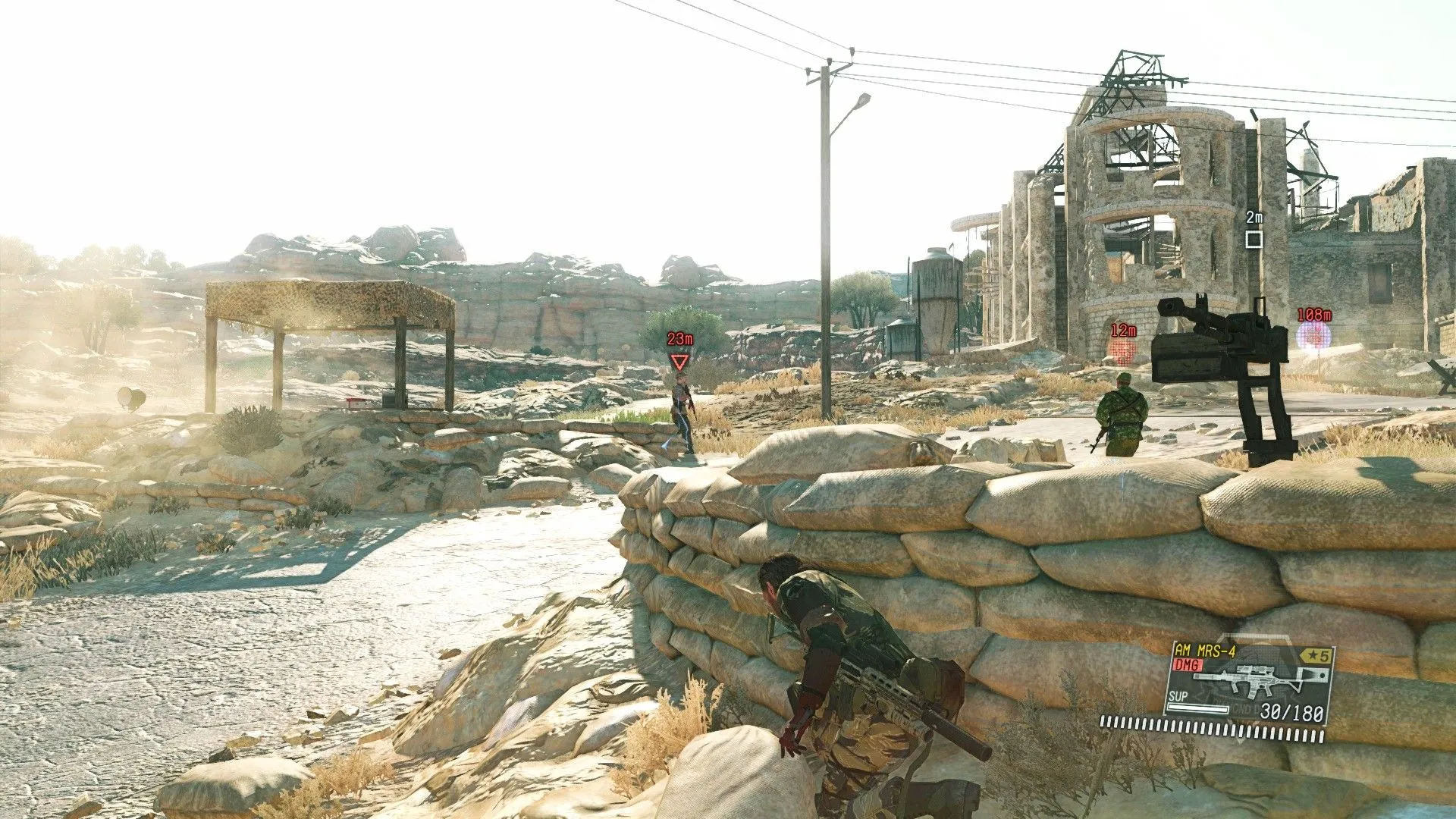 Venom Snake nấp sau vật cản trong Metal Gear Solid V The Phantom Pain