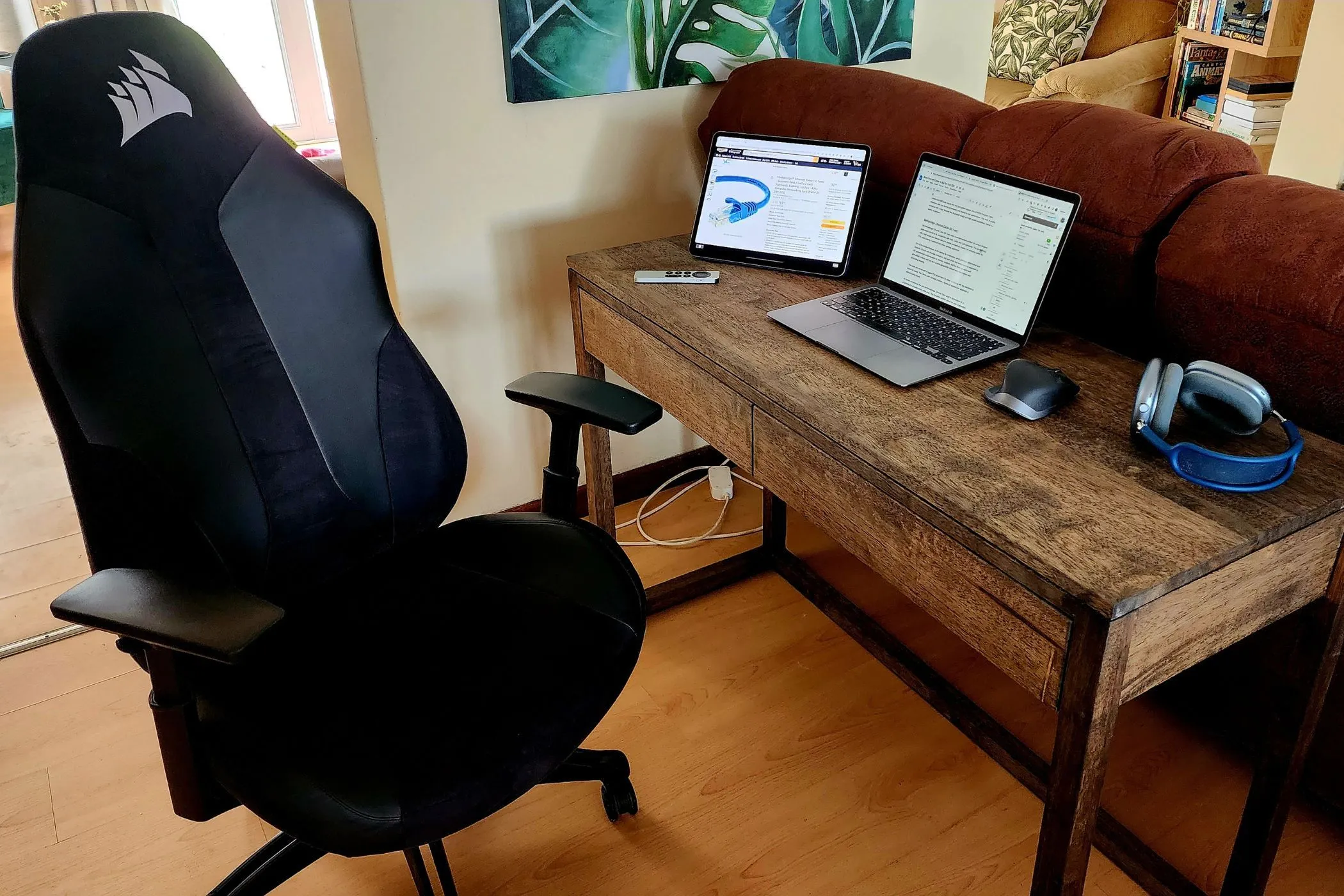 Bàn làm việc với MacBook, iPad, AirPods Max và Apple TV Remote, hệ sinh thái Apple
