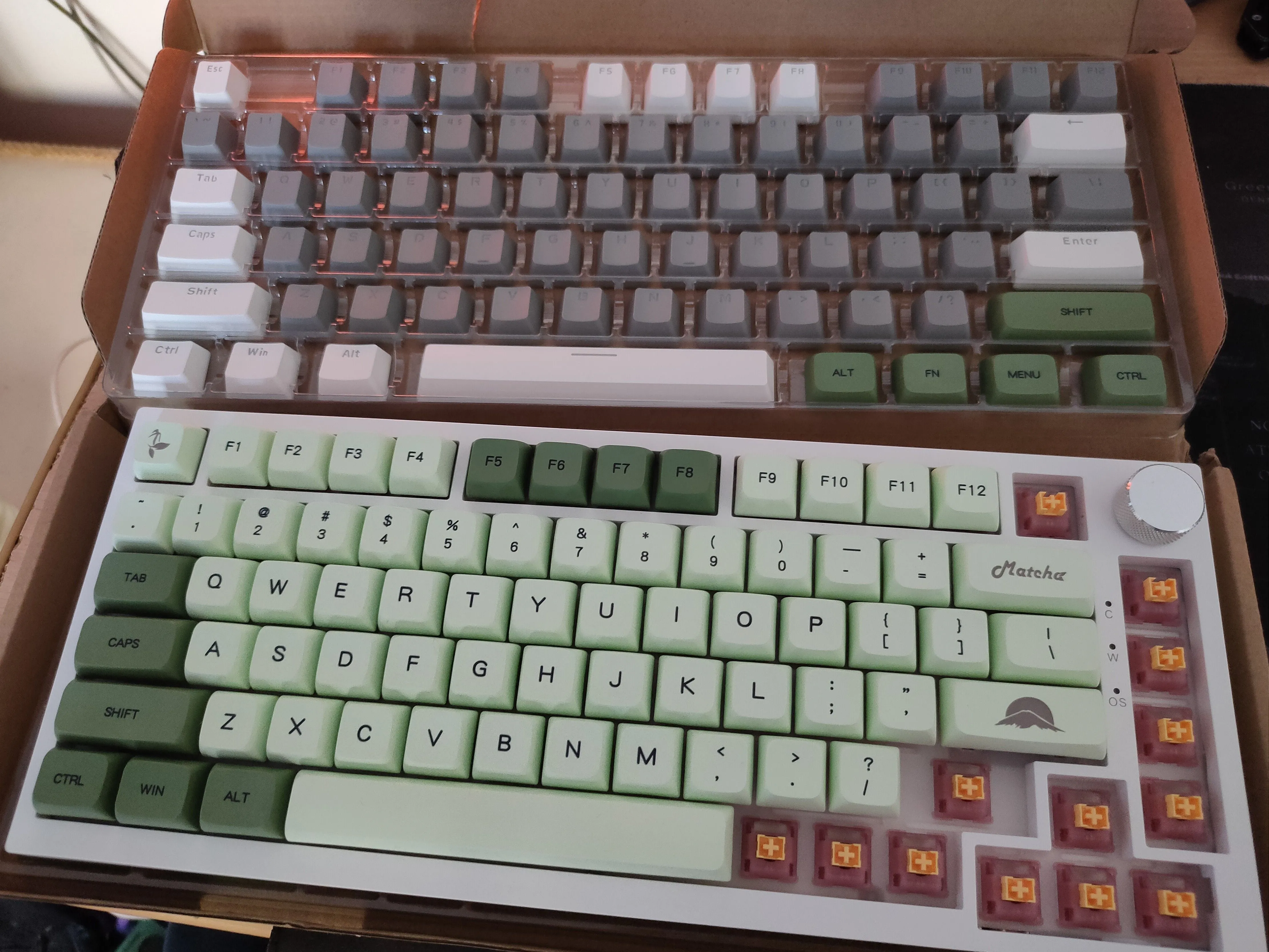 Bàn phím Ajazz AK820 đang thay keycap xanh tùy chỉnh