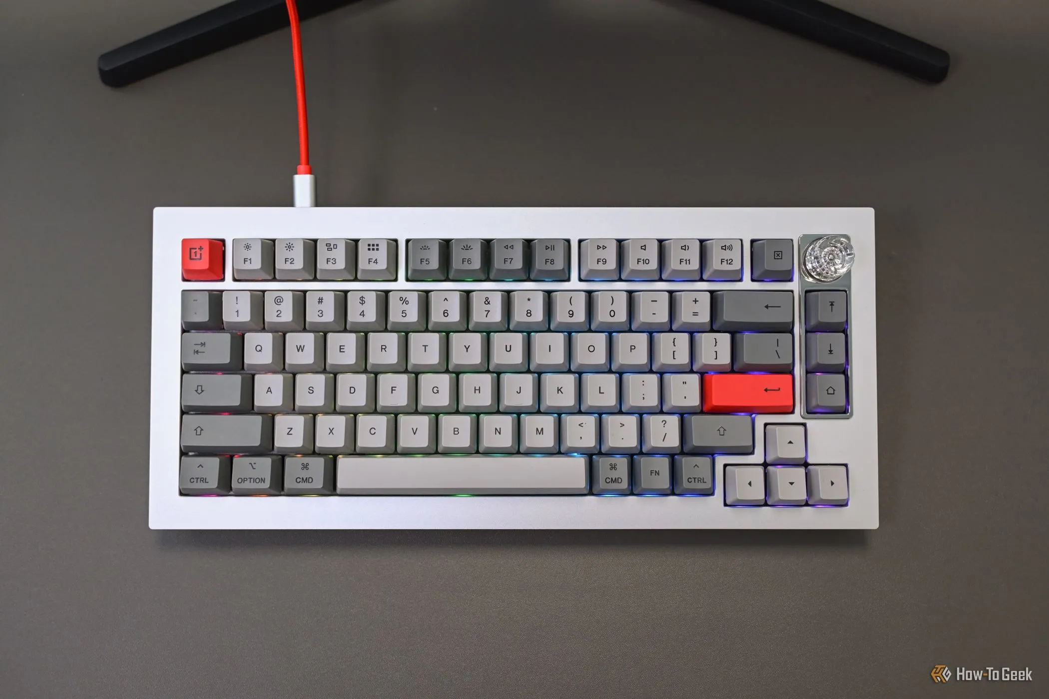 Bàn phím cơ OnePlus Keyboard 81 Pro với cáp USB-C trên bàn làm việc, thể hiện sự tích hợp hoàn hảo vào không gian làm việc.