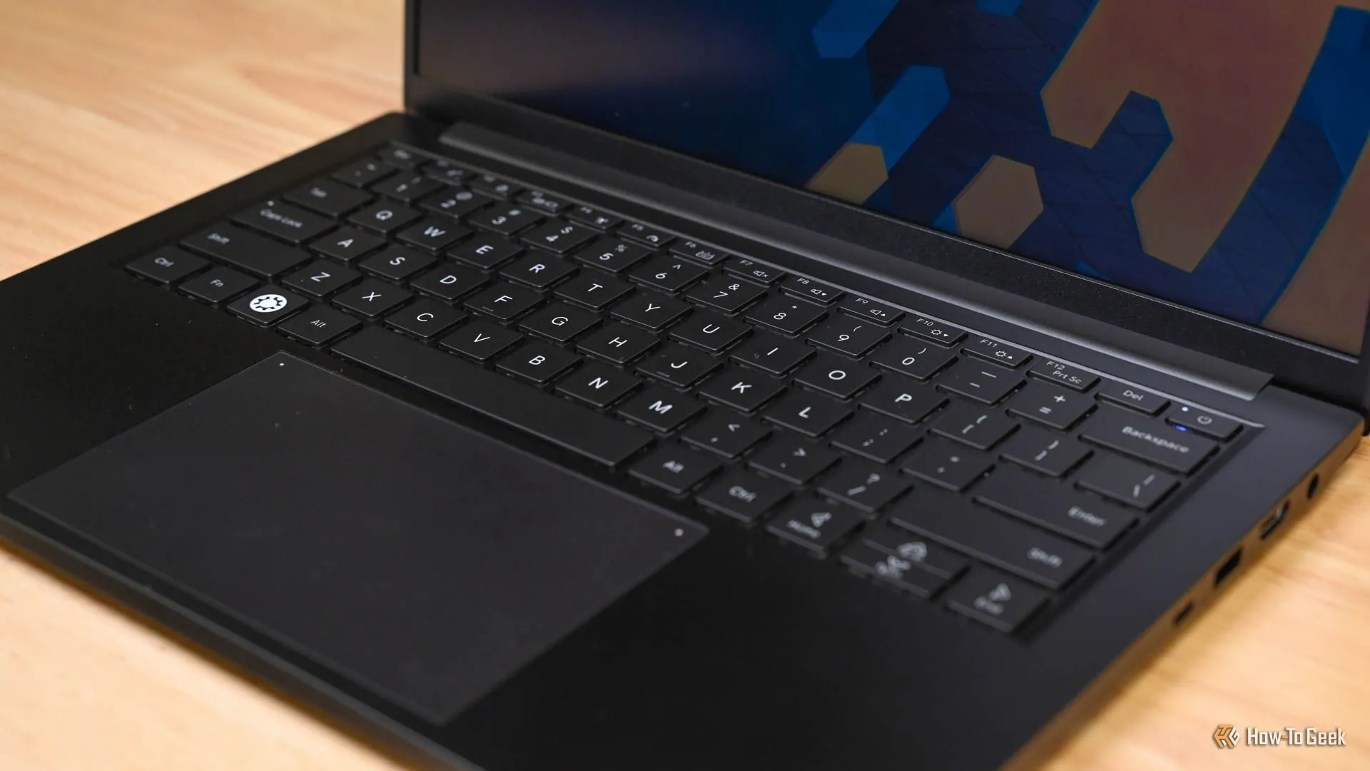 Bàn phím và trackpad rộng rãi của laptop Kubuntu Focus Ir14, tối ưu trải nghiệm gõ phím