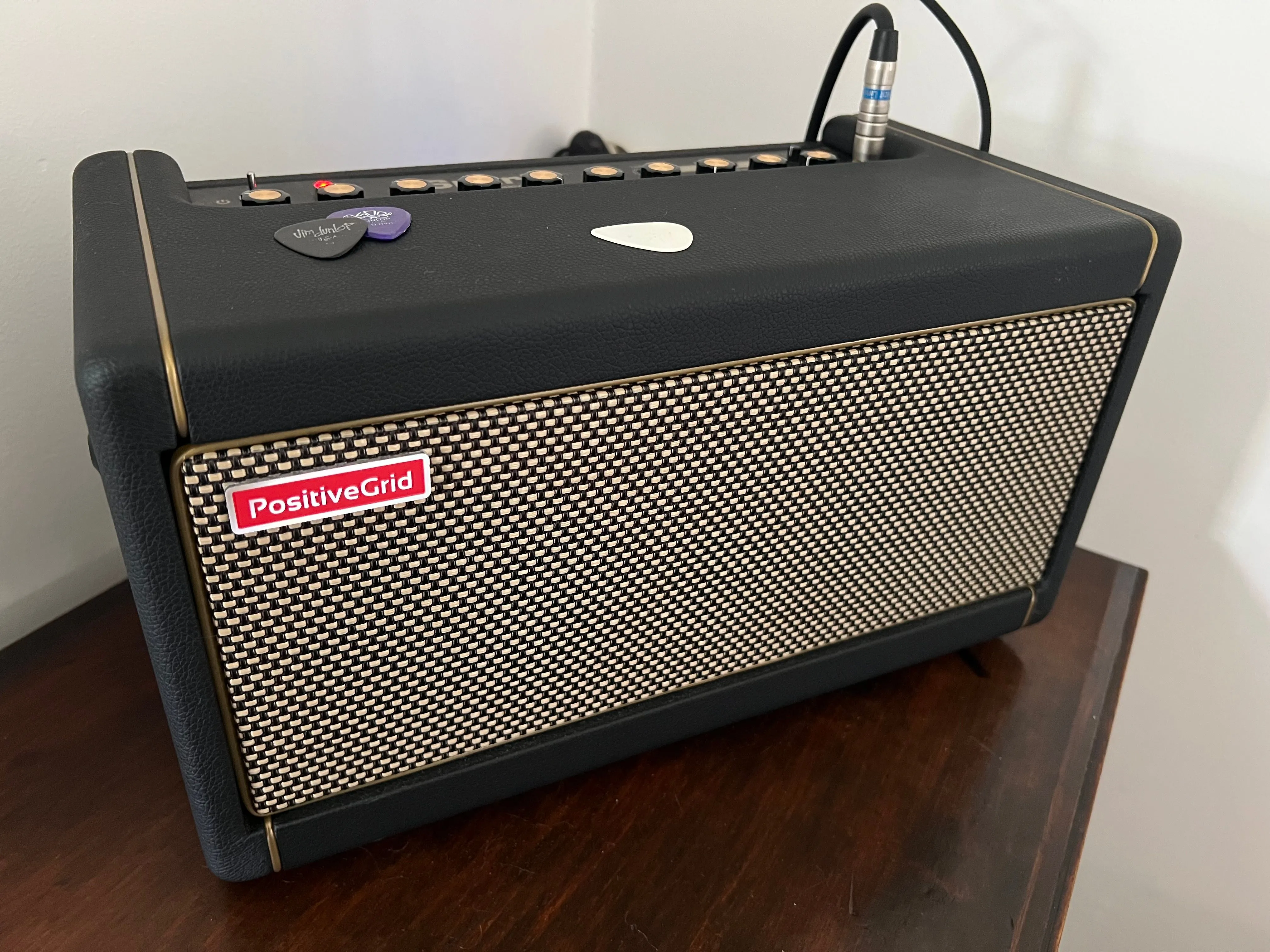 Bộ khuếch đại guitar mô hình Positive Grid Spark 40 màu đen.