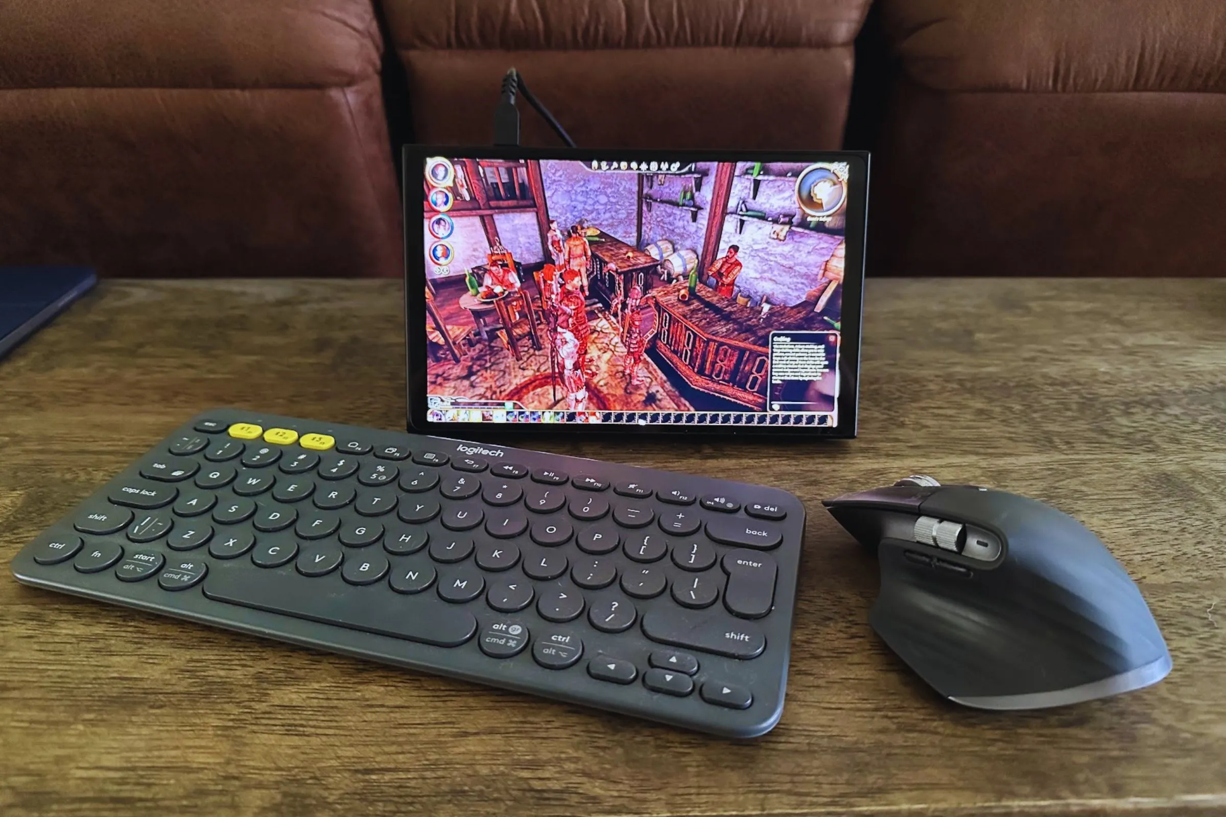 Bộ thiết bị chơi game cầm tay Lenovo Legion Go kết nối bàn phím và chuột rời