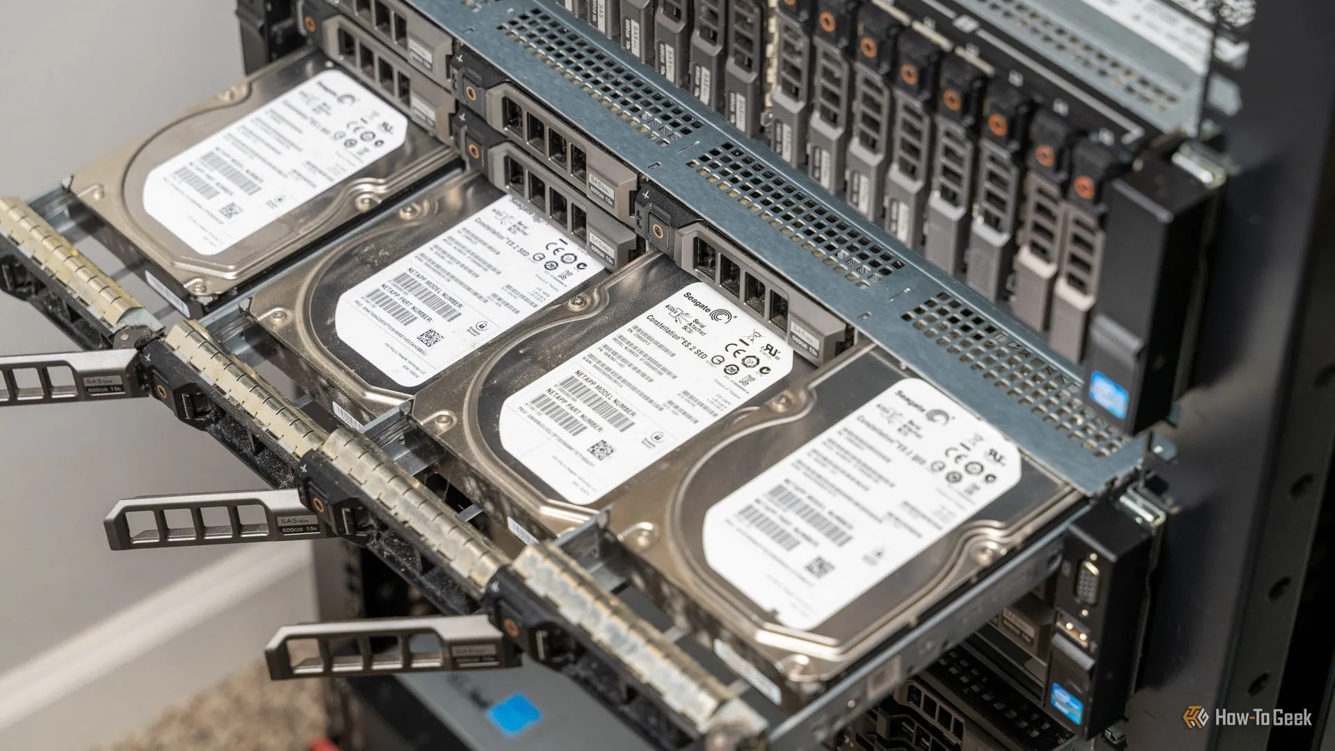 Bốn ổ cứng gắn trong máy chủ rackmount, đại diện cho hệ thống lưu trữ lớn trong homelab, có thể tìm mua trên thị trường đồ cũ.