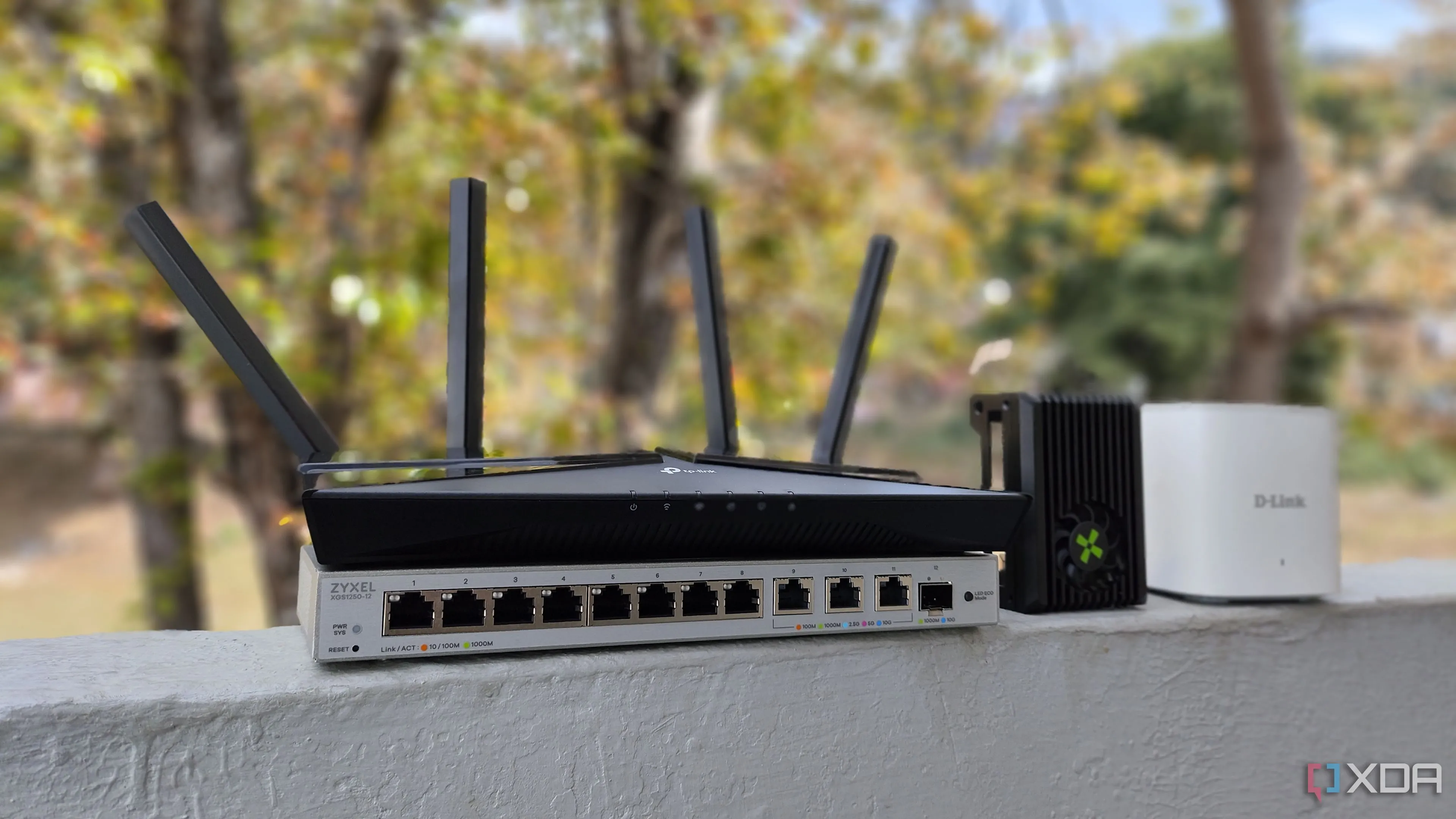 Các thiết bị mạng chuyên dụng bao gồm router TP-Link, switch Zyxel, minh họa cho hạ tầng mạng đáng tin cậy.