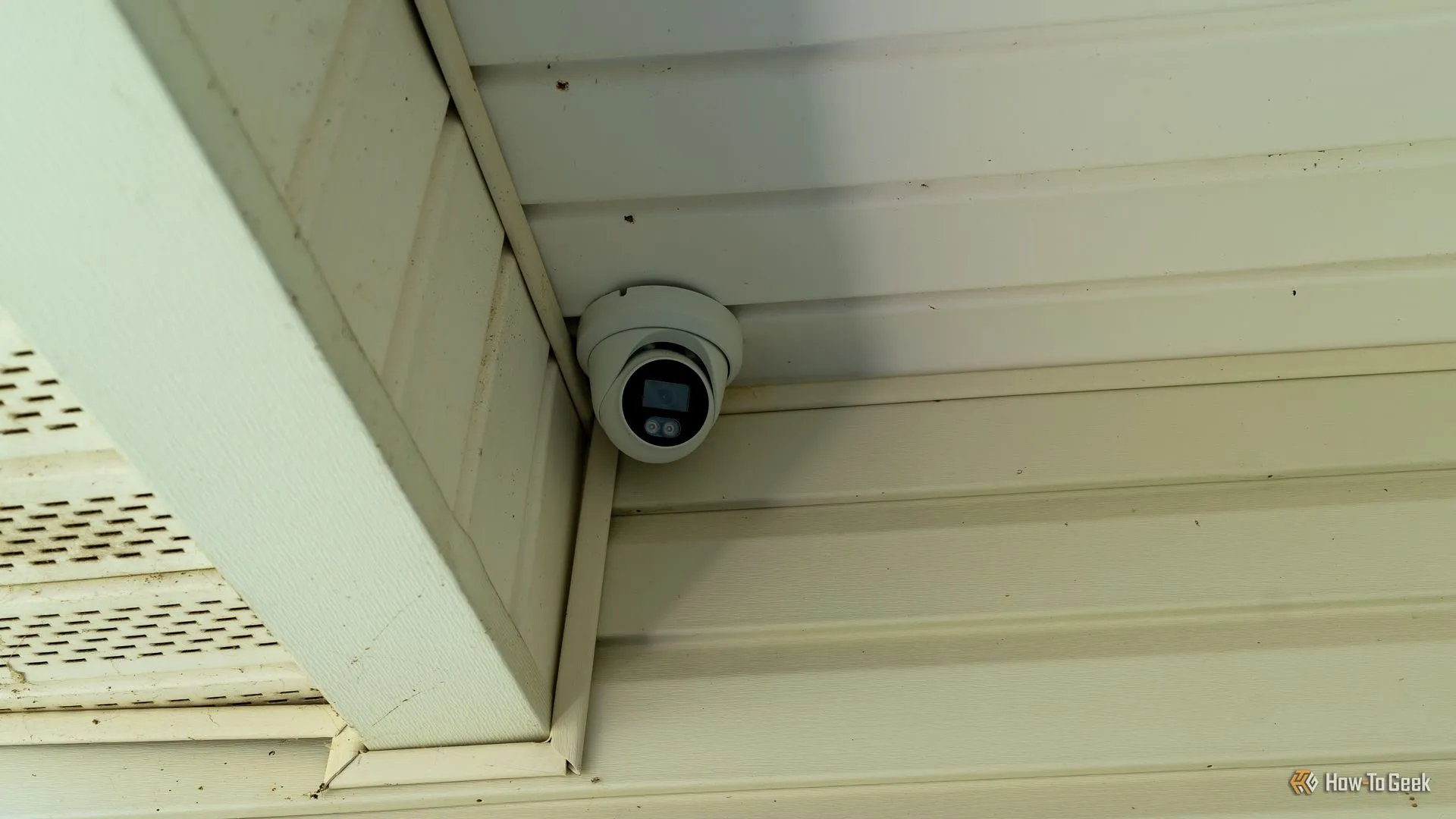 Camera an ninh PoE gắn ở góc hiên nhà, giám sát khu vực.
