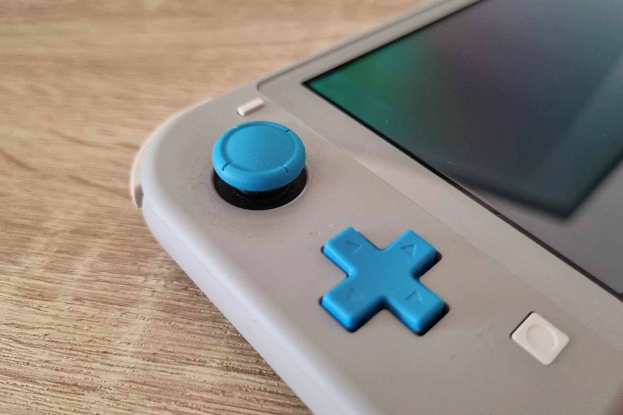Cận cảnh cần analog bên trái của Joy-Con trên Nintendo Switch Lite, thể hiện vấn đề drift phổ biến
