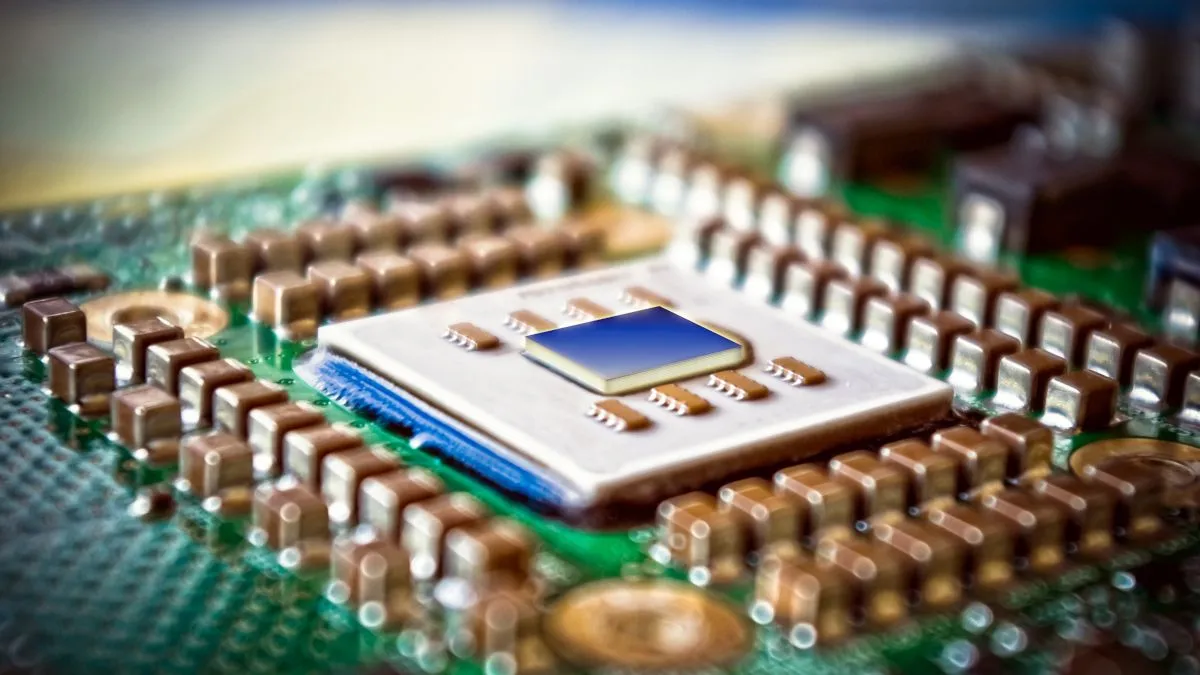 Cận cảnh chip CPU máy tính, minh họa sự khác biệt về hiệu năng xử lý