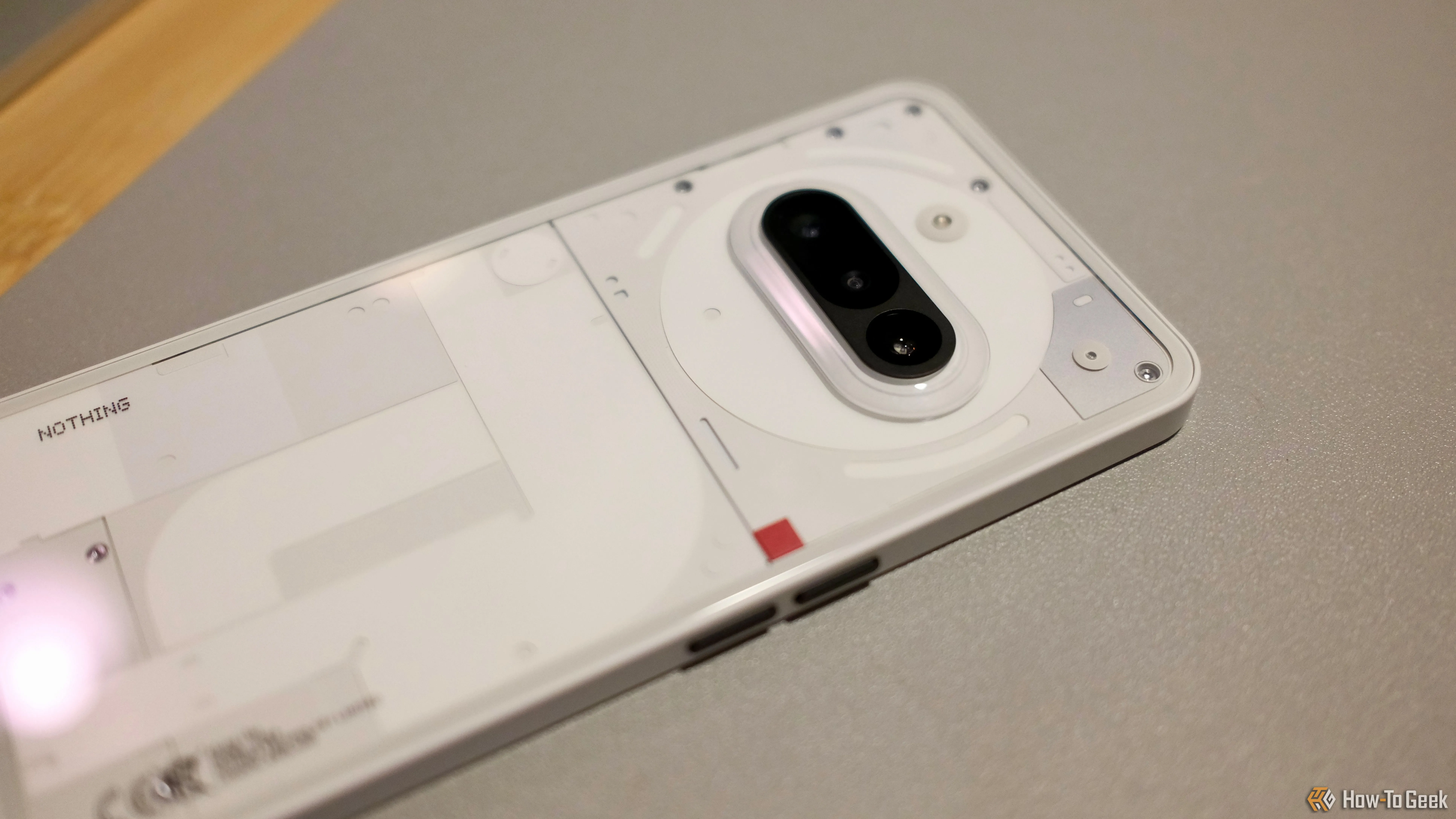 Cận cảnh mặt lưng trong suốt và cụm camera của Nothing Phone 3a thể hiện thiết kế cao cấp