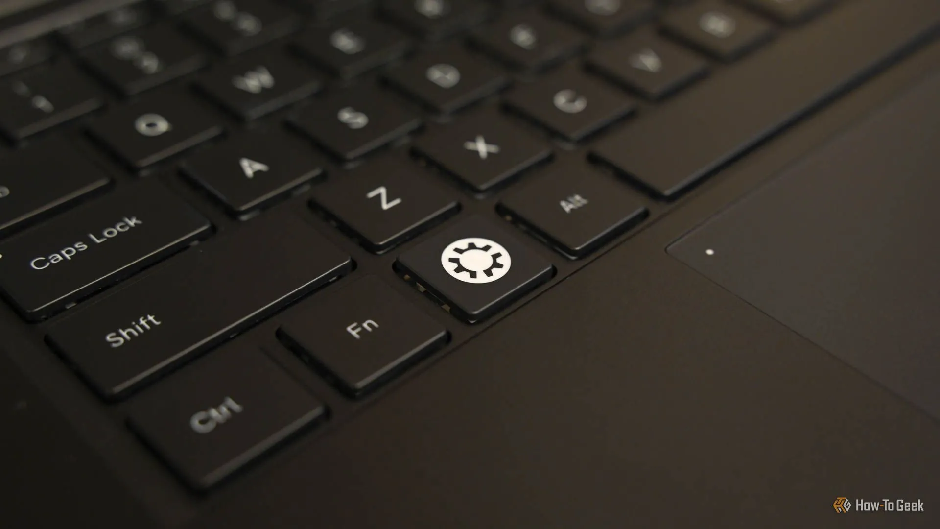 Cận cảnh phím Meta với logo Kubuntu trên laptop Kubuntu Focus Ir14, biểu tượng của hệ điều hành
