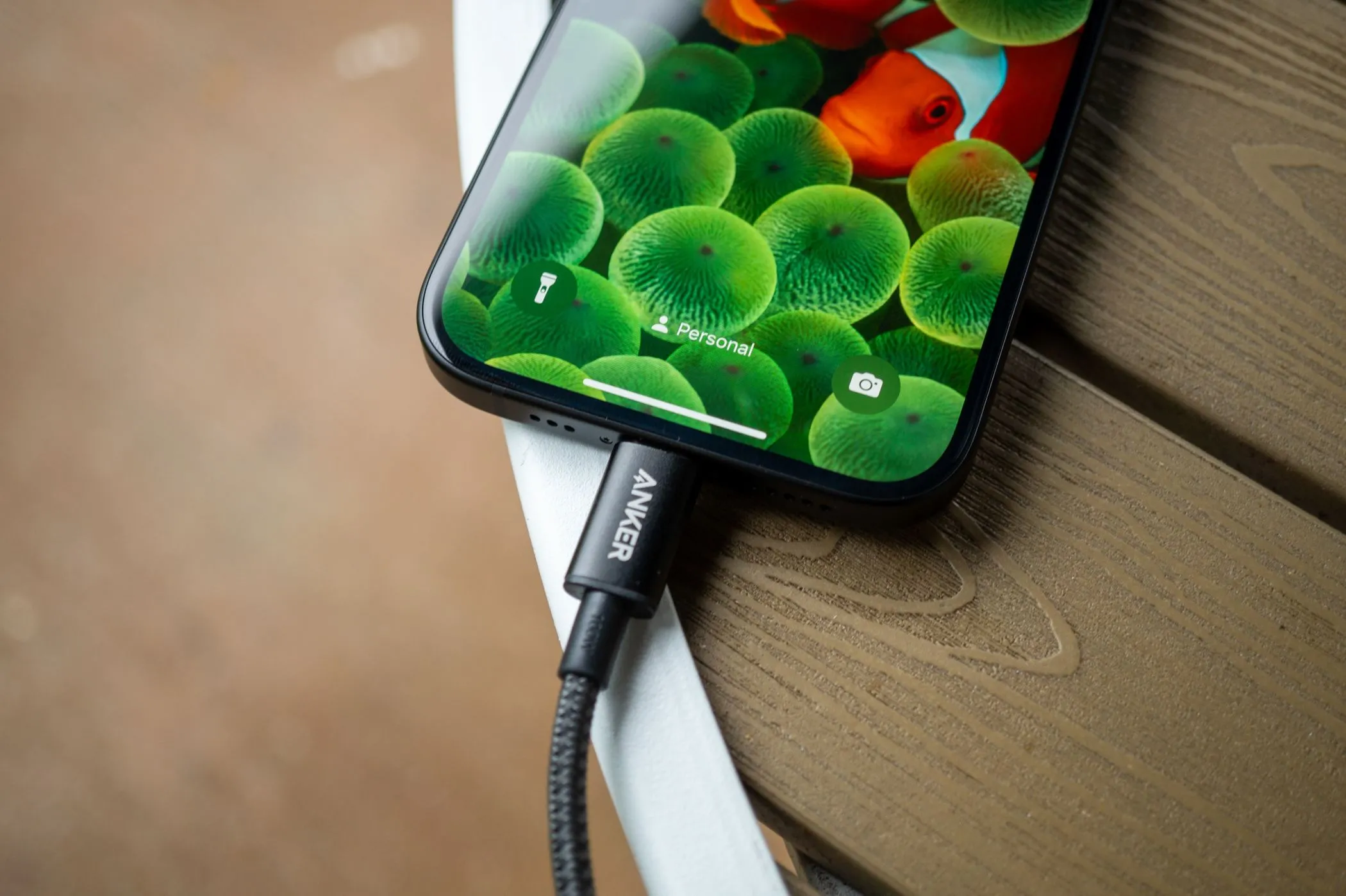 Cáp sạc USB-C đang sạc cho điện thoại iPhone 15, minh họa công nghệ sạc nhanh.