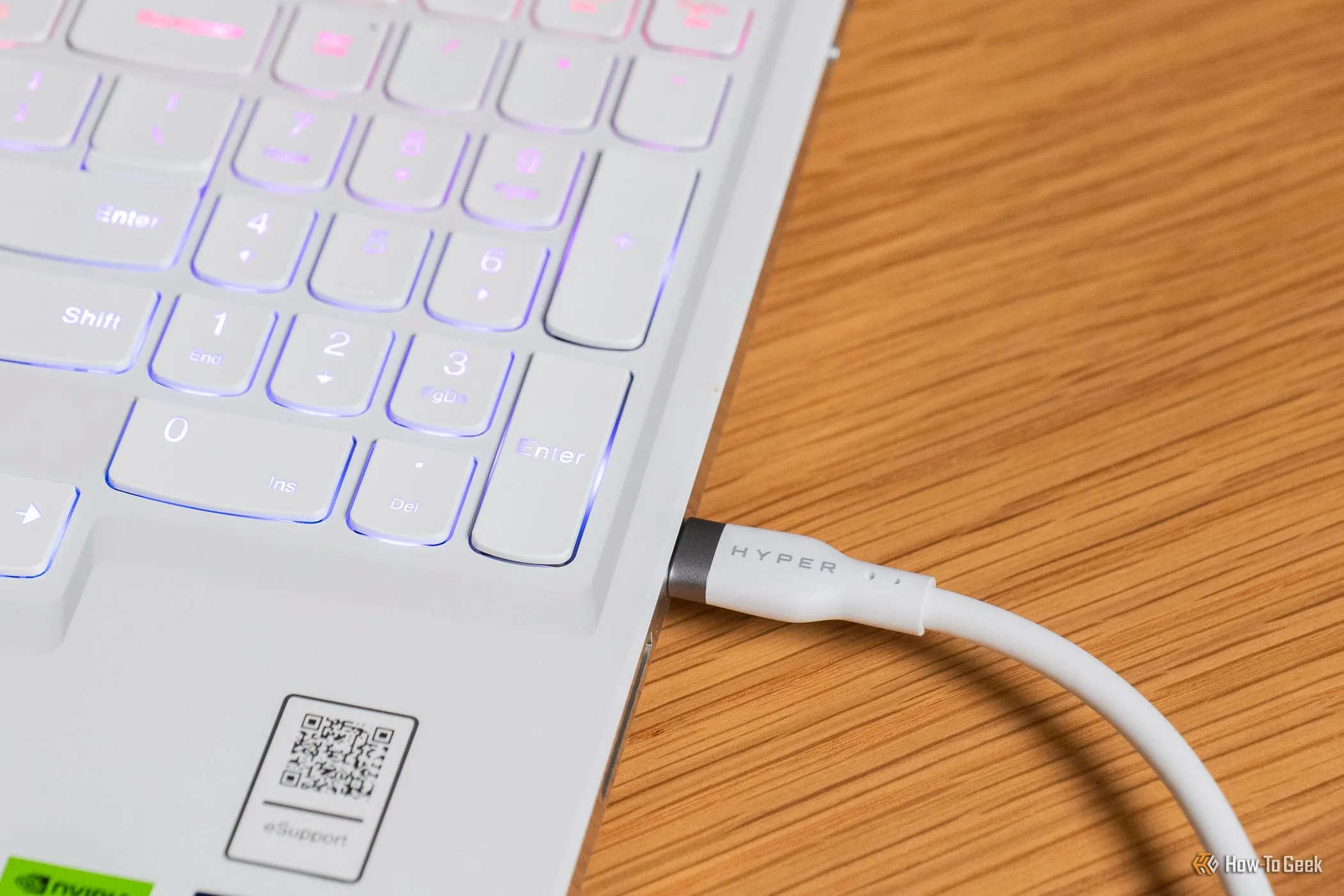 Cáp USB-C HYPER HyperJuice 240W Silicone được cắm vào máy tính xách tay