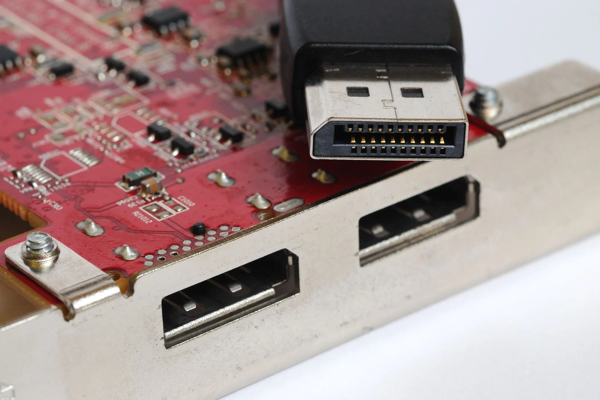 Card đồ họa PC với cáp DisplayPort.