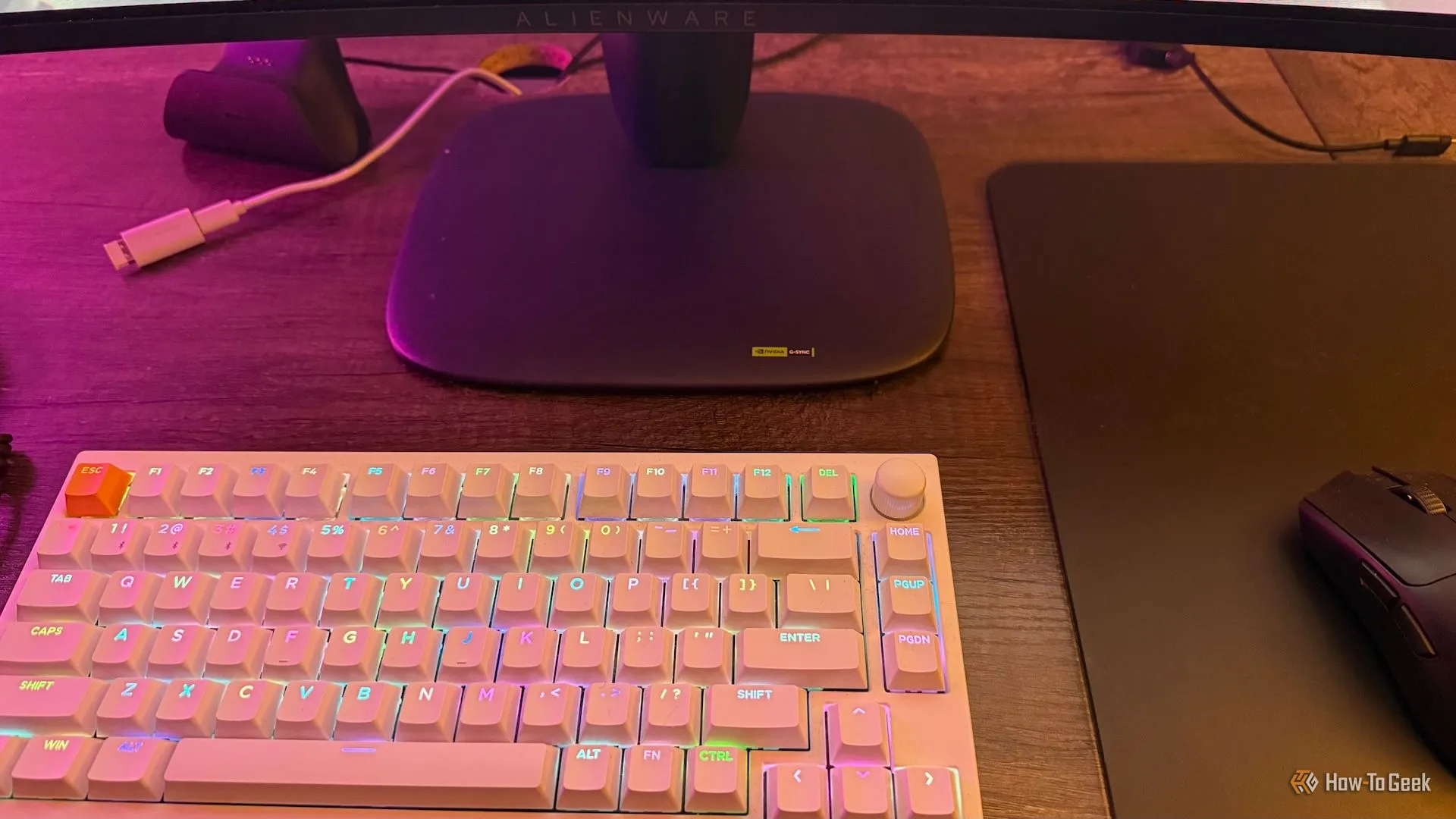 Chân đế nhỏ gọn của màn hình gaming Alienware AW3425DW, bên cạnh bàn phím cơ Keychron P1 HE và chuột Razer Viper V3 Pro.