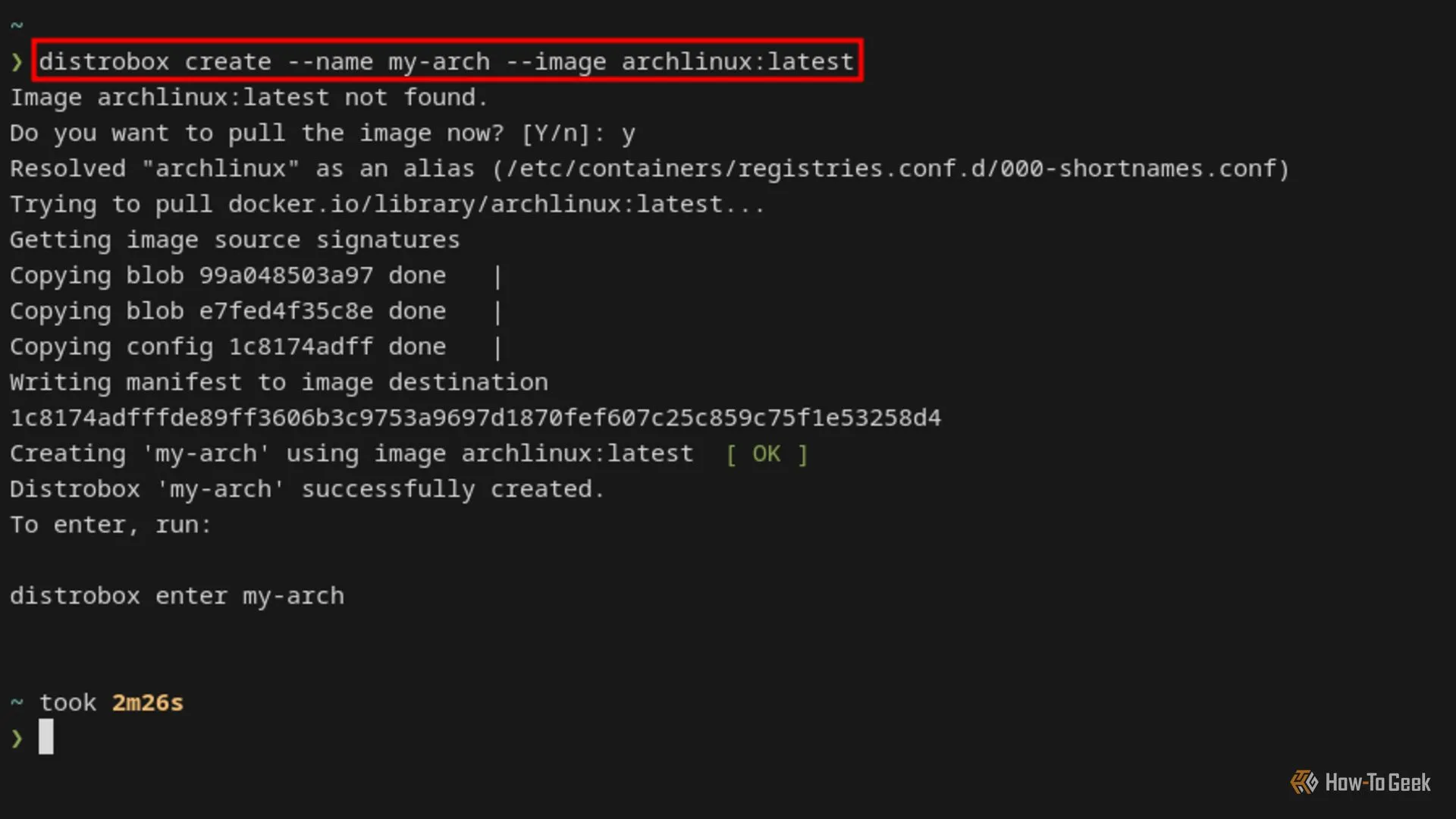Cửa sổ terminal Linux hiển thị lệnh `distrobox create` và quá trình tạo container Arch Linux, minh họa cách thiết lập môi trường ảo hóa.