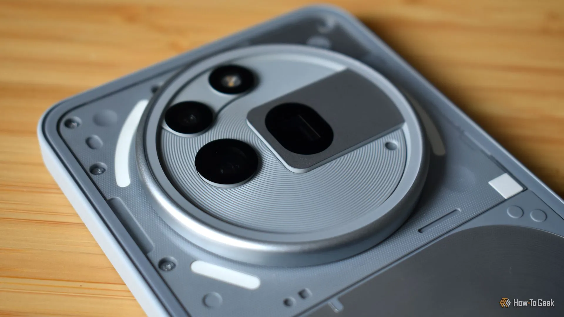Cụm camera Nothing Phone (3a) Pro với giao diện đèn Glyph độc đáo.