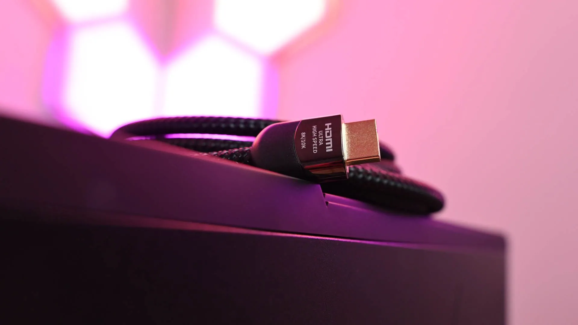 Dây cáp HDMI cũ được đặt trên một chiếc máy tính xách tay, thể hiện việc giữ lại cáp để tái sử dụng hoặc dự phòng.