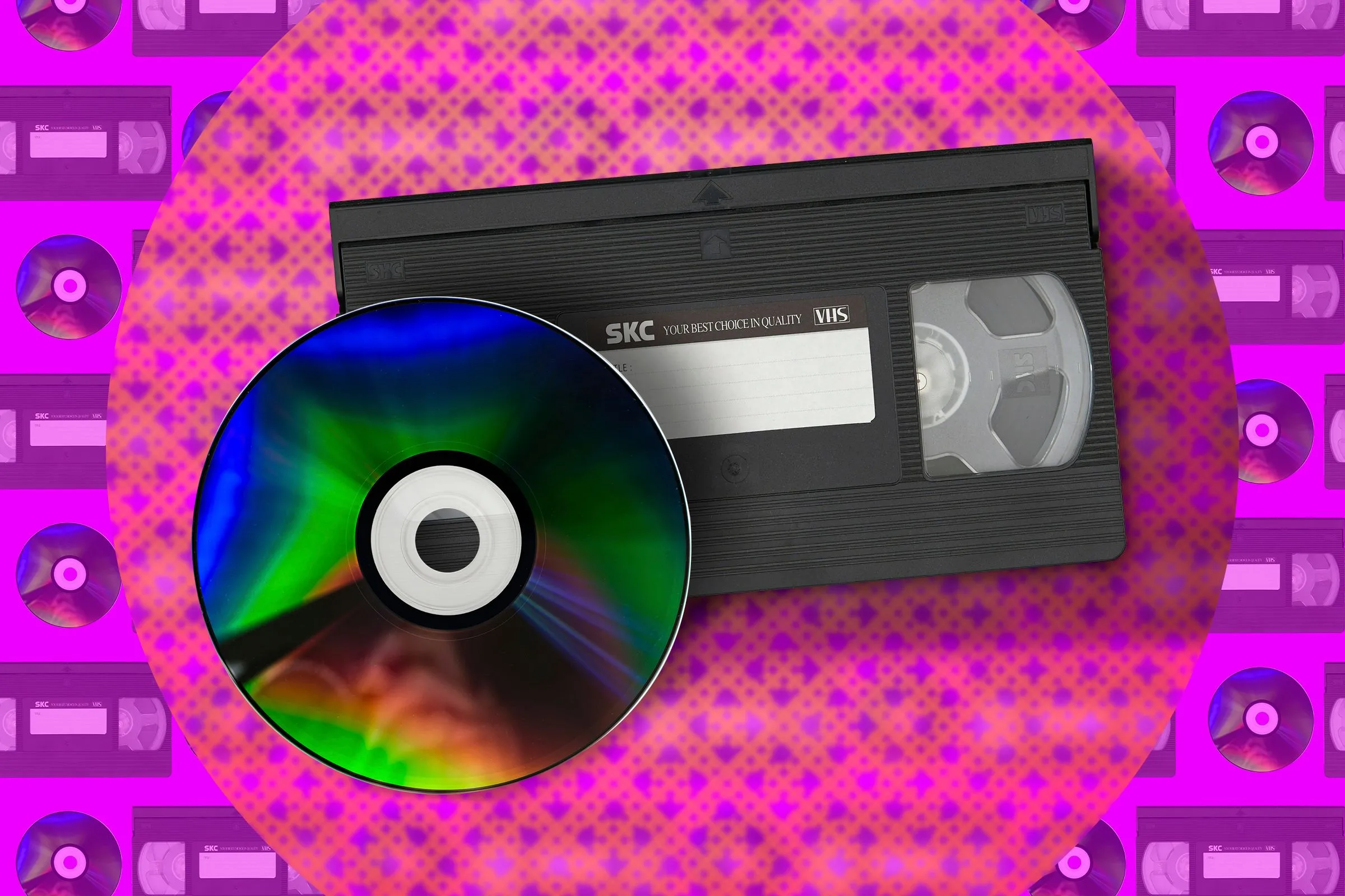Đĩa LaserDisc và băng VHS đặt cạnh nhau, minh họa hai định dạng giải trí video gia đình phổ biến trước kỷ nguyên kỹ thuật số.