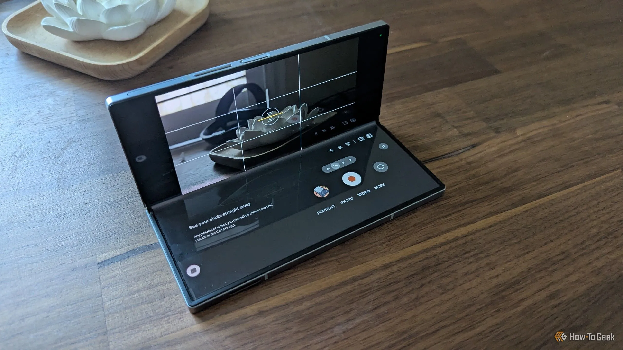 Điện thoại Galaxy Z Fold 6 được gập 90 độ, đặt trên mặt phẳng và hoạt động như một tripod mini.