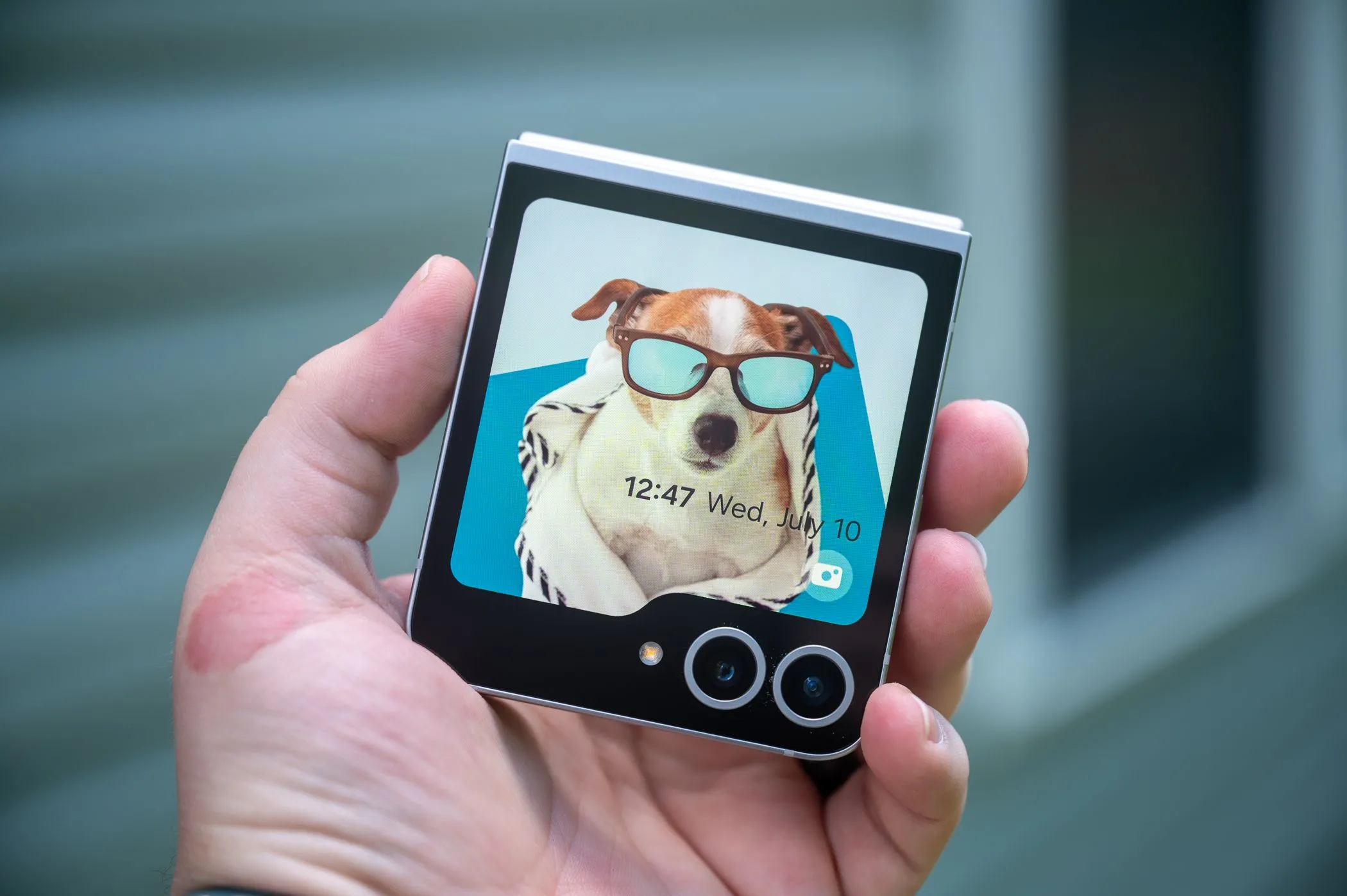 Điện thoại Samsung Galaxy Z Flip đang mở gập