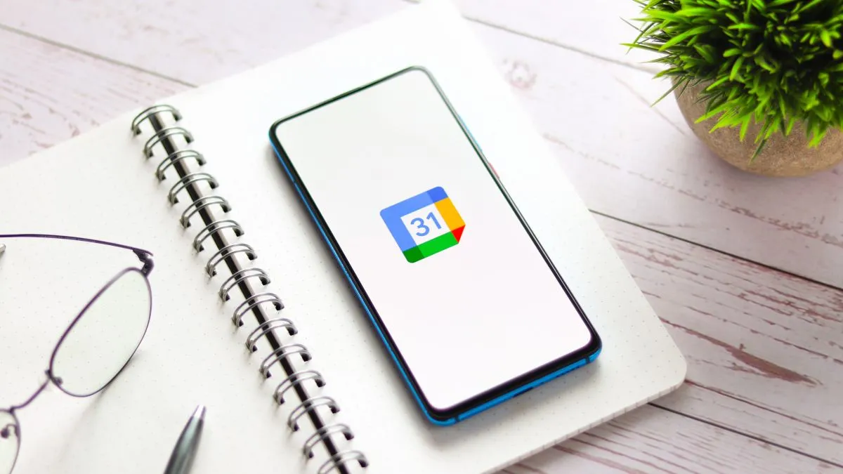 Điện thoại thông minh trên lịch với logo Google Calendar hiển thị