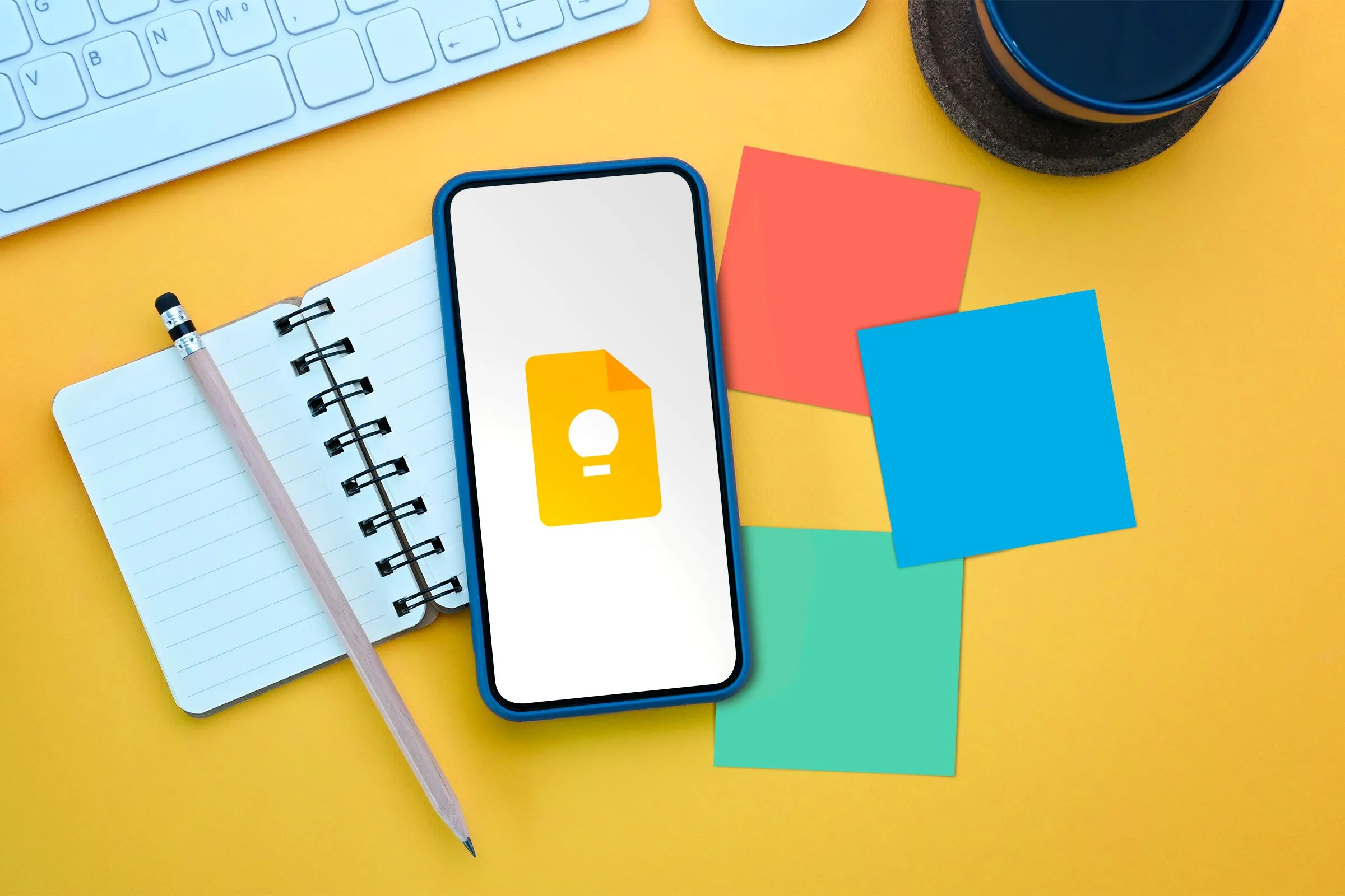 Điện thoại và sổ ghi chú với logo Google Keep, minh họa cho khả năng ghi chú đa nền tảng