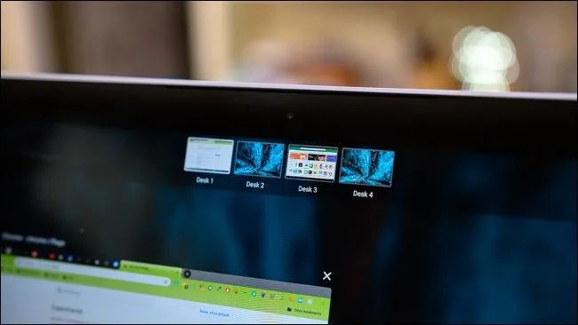 Giao diện Chrome OS hiển thị các màn hình ảo (Virtual Desks) đang hoạt động, minh họa tính năng đa nhiệm.