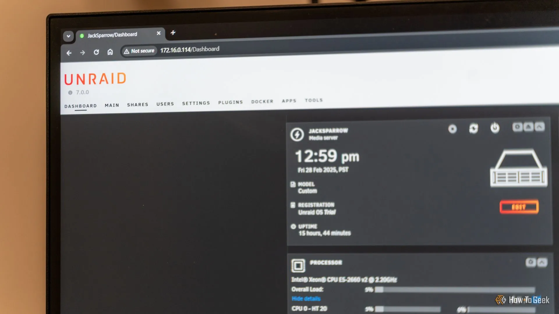 Giao diện dashboard của Unraid trên màn hình máy tính, hiển thị thông tin và thống kê máy chủ NAS