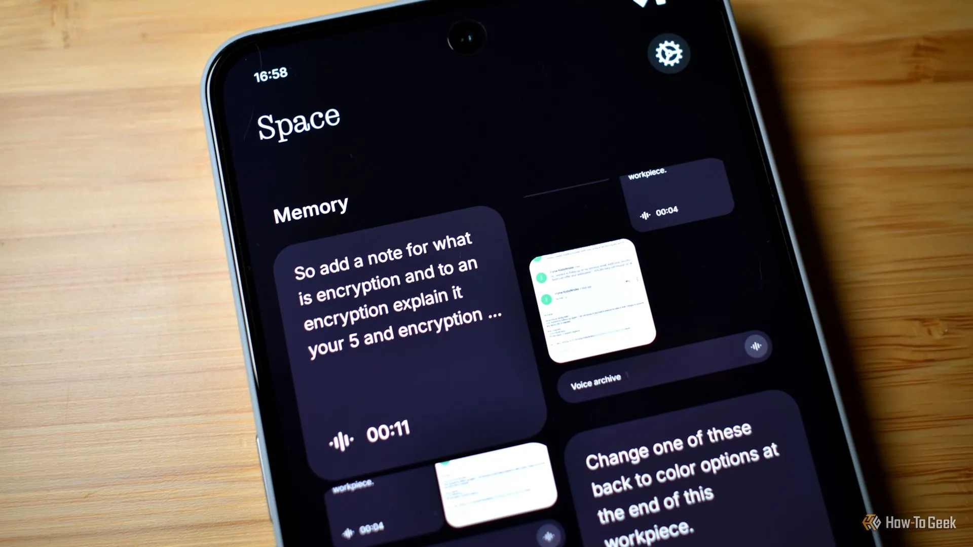 Giao diện Essential Space trên Nothing Phone (3a) Pro, hiển thị các ghi chú và lời nhắc thông minh.
