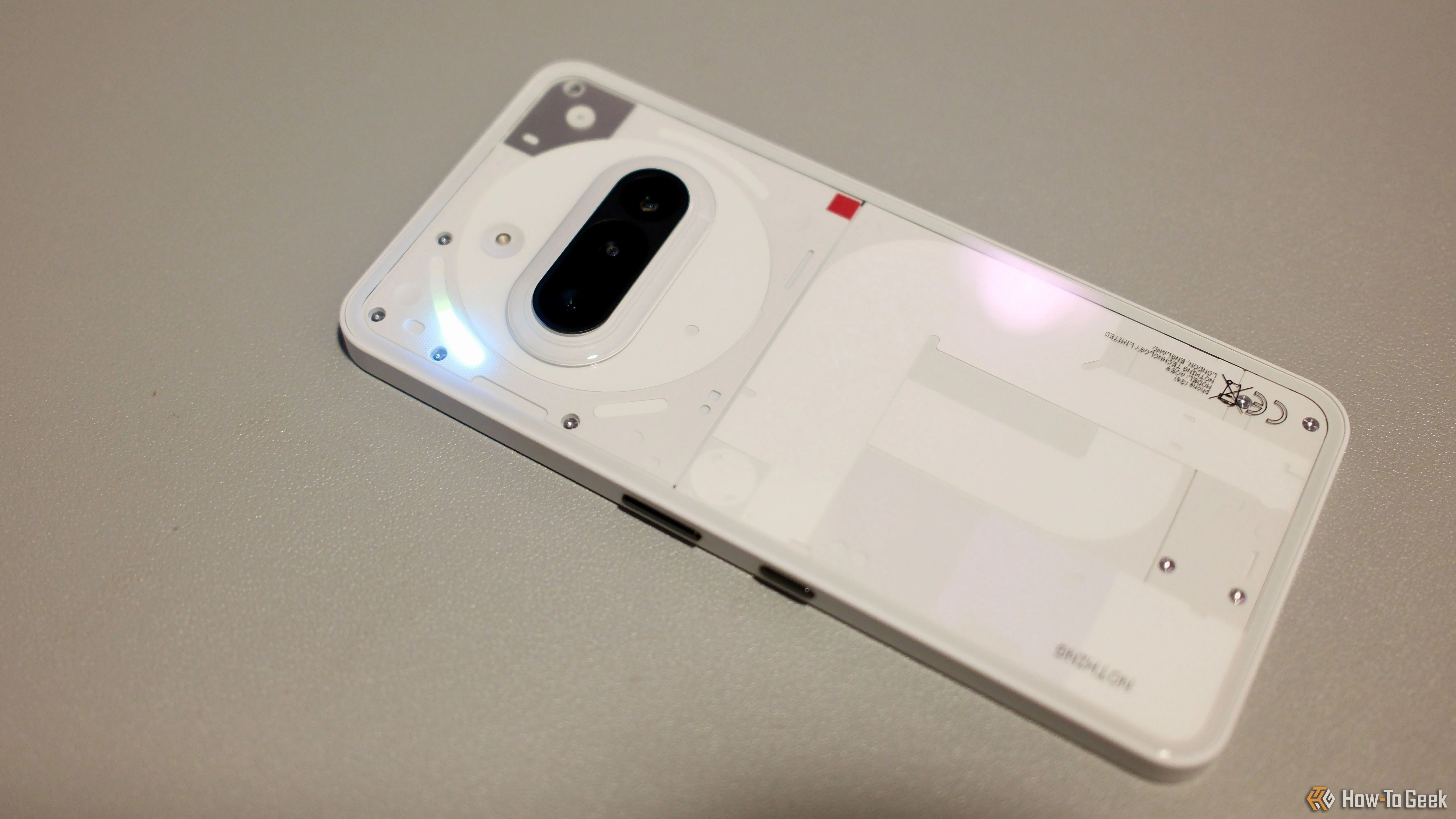 Giao diện Glyph Interface với các dải đèn LED phát sáng độc đáo trên mặt lưng Nothing Phone 3a