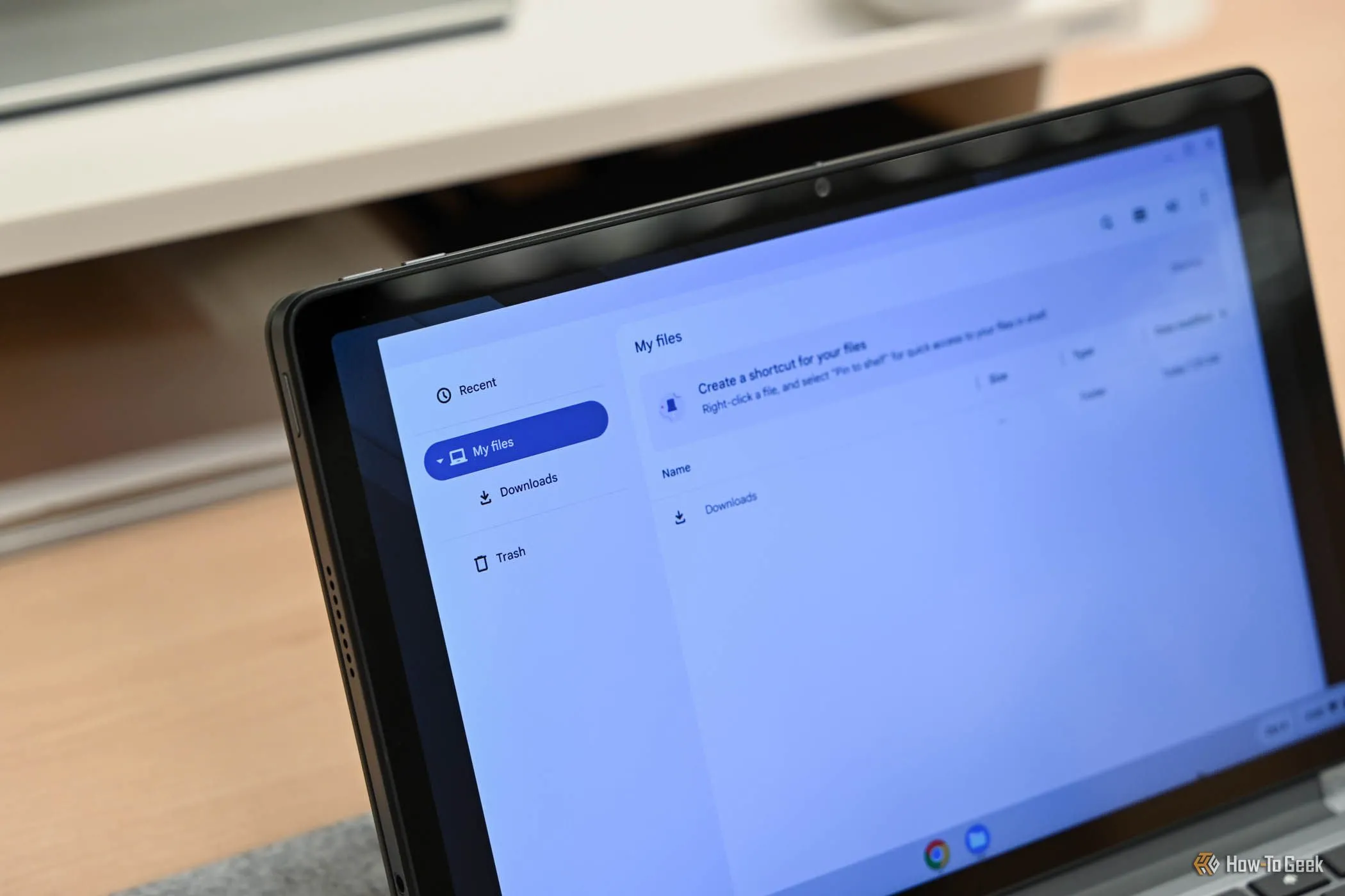 Giao diện tab &quot;Tệp của tôi&quot; trên Lenovo Chromebook Duet 11 inch, minh họa khả năng quản lý tệp và chơi game.
