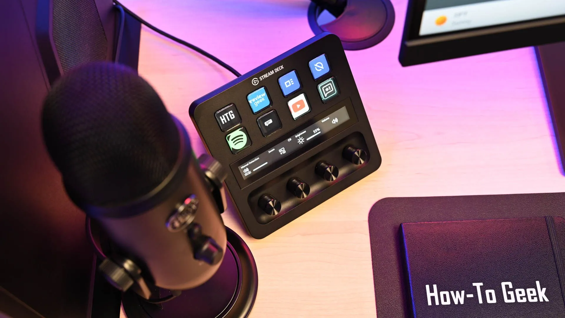 Góc nhìn từ trên xuống của Elgato Stream Deck+, một giải pháp điều khiển media và các tác vụ khác với các nút LCD tùy chỉnh và núm xoay.