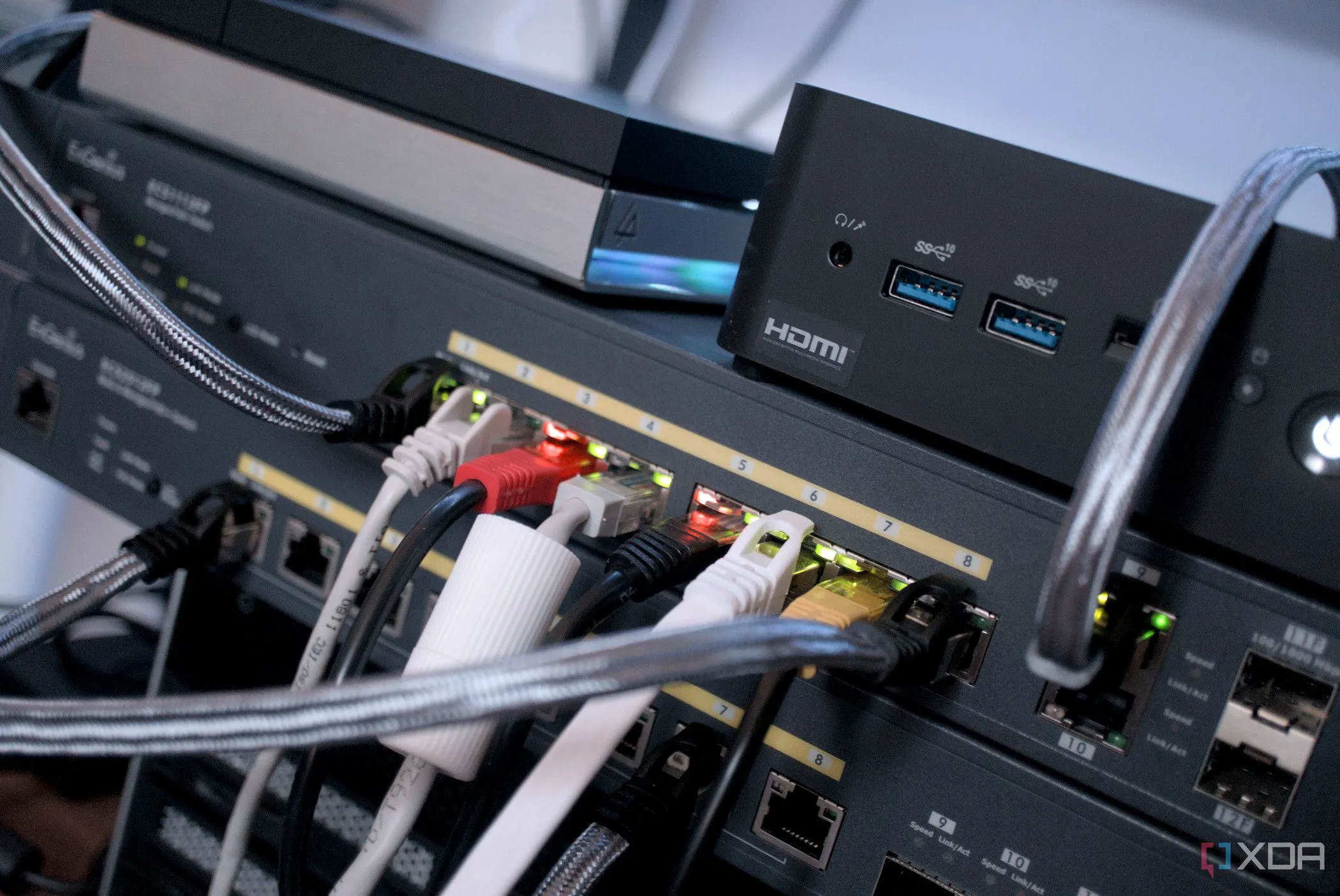Hệ thống mạng gia đình hoặc phòng lab với switch mạng, NAS và router, đại diện cho giải pháp kết nối ổn định.