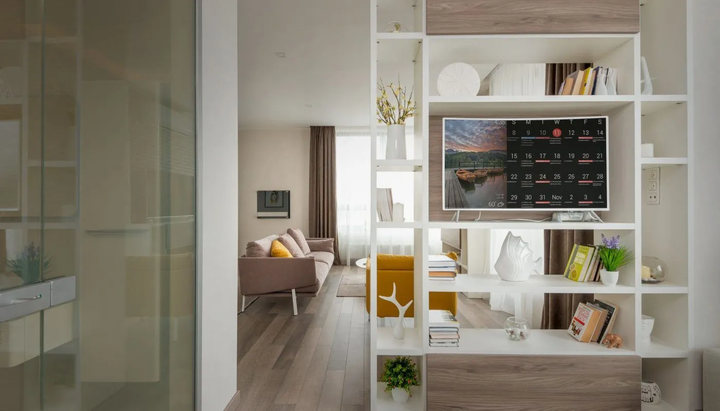 Hình ảnh bảng điều khiển cá nhân DAKboard được gắn trên tường hiển thị thông tin lịch và thời tiết